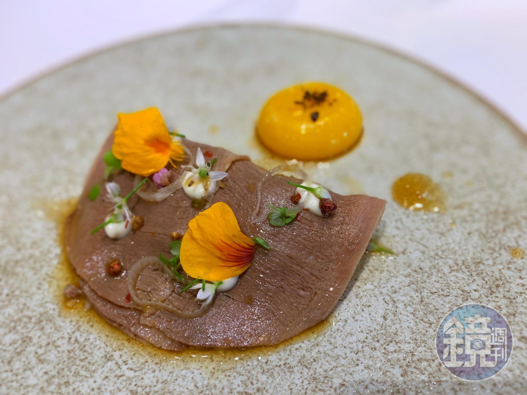 前菜「雙味牛舌」中的牛舌尖,融入麻辣鍋的調味,滑嫩酸甜、有花椒香氣。