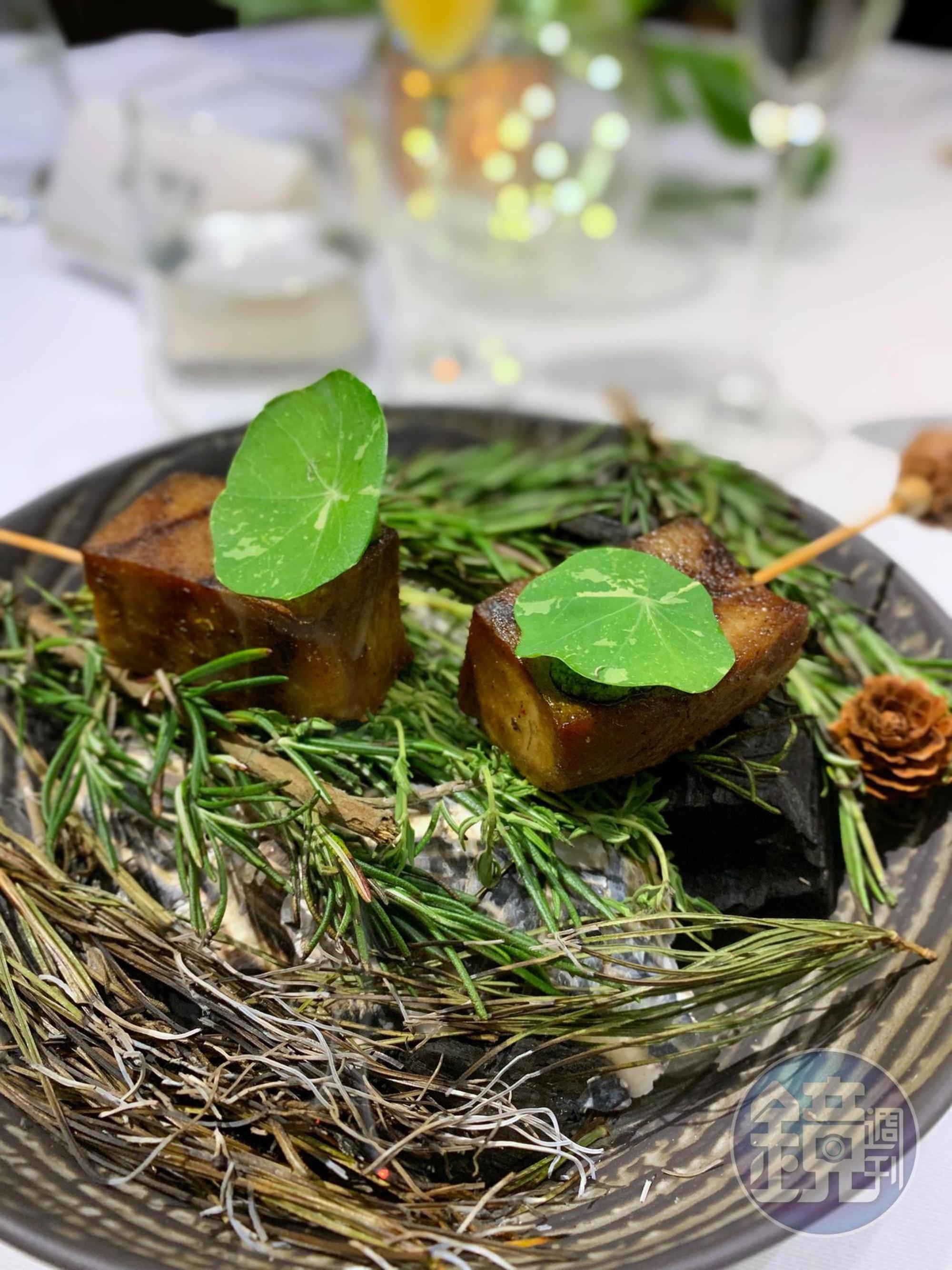 前菜「雙味牛舌」中的牛舌根,外層酥脆、內嫩有彈性。