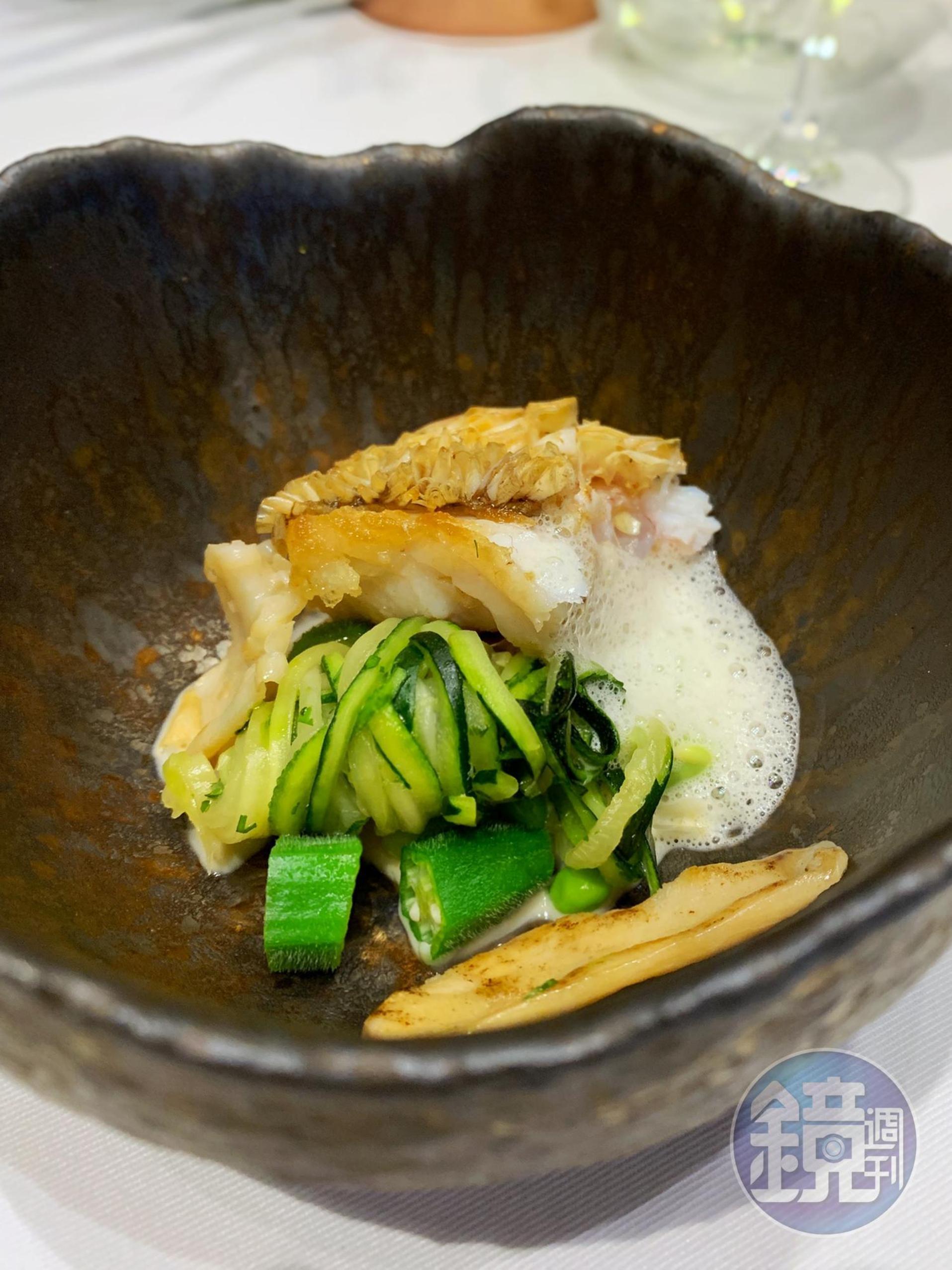前菜「馬頭魚」用熱油澆淋魚皮,讓魚鱗呈現餅乾般的酥脆口感,同時維持魚肉的鮮嫩。