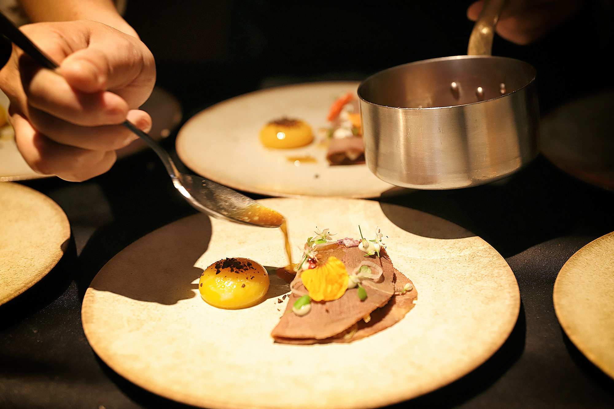 維多麗亞酒店旗下餐廳「N°168 敦化店」，5月起由新任主廚歐俊辰（Cage）為菜單帶來全新篇章。（圖片由N°168 敦化店提供）