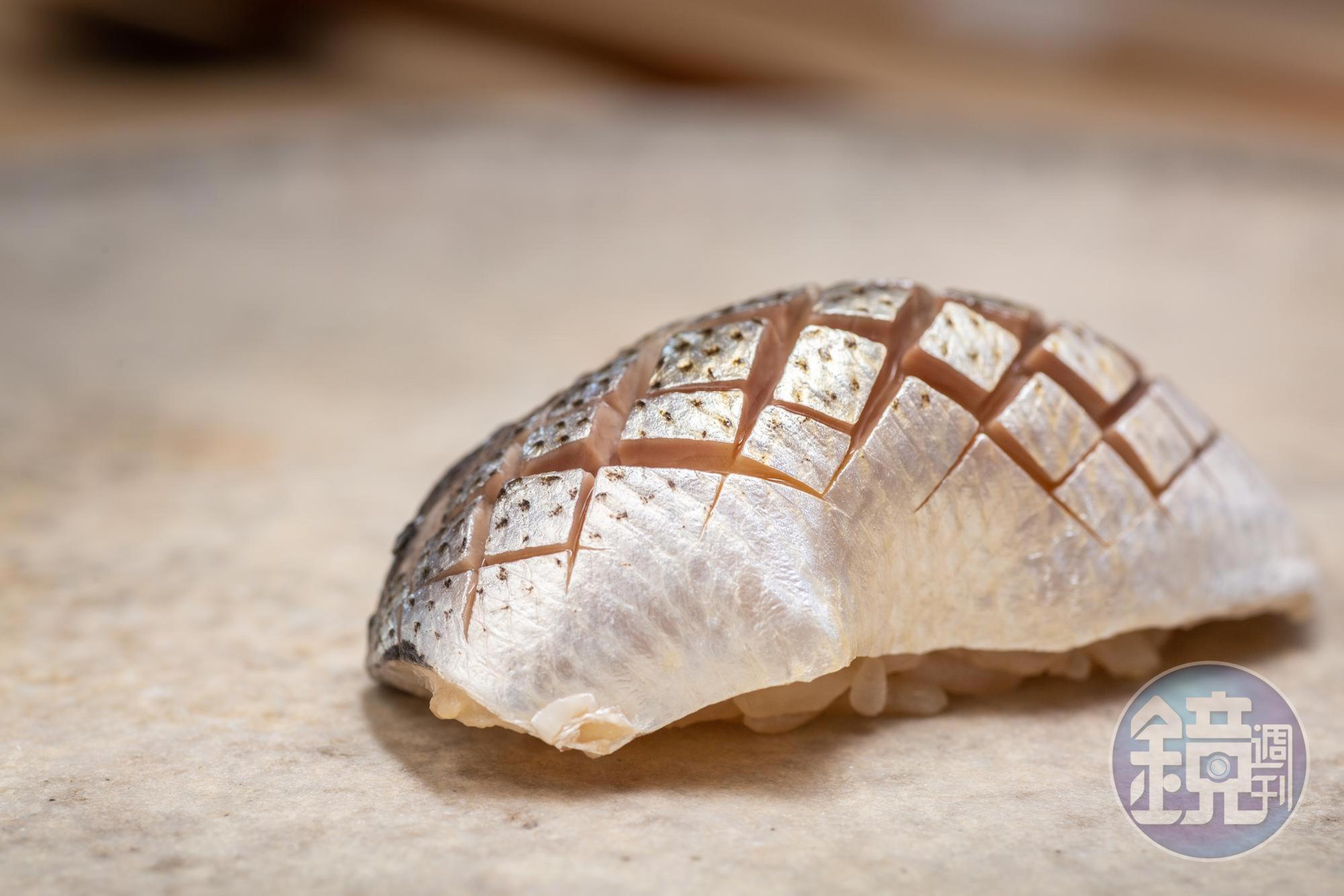 看似簡單的「小肌魚壽司」，能評斷主廚處理魚料的功力，關鍵是不能有一絲腥臭。