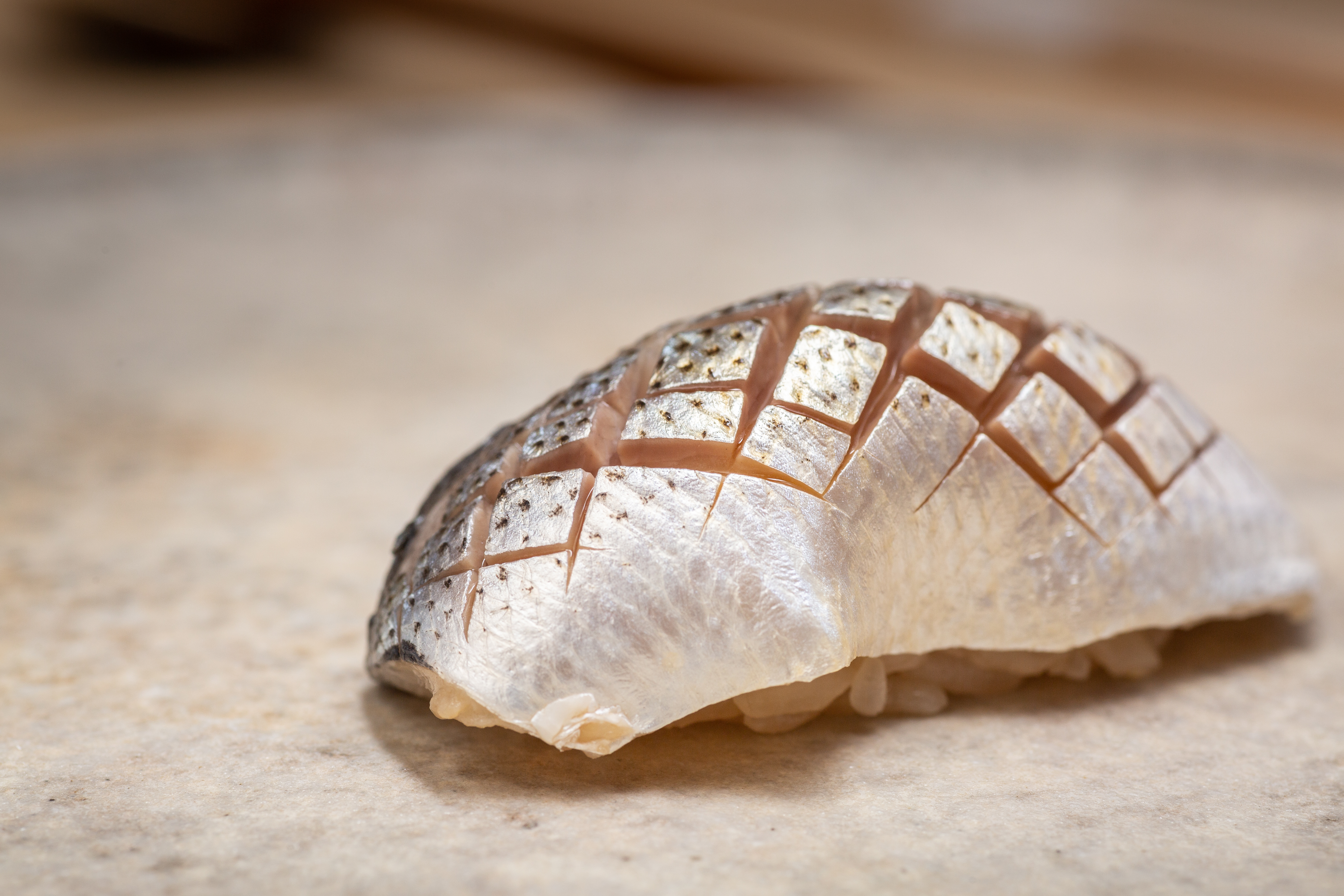 看似簡單的「小肌魚壽司」，能評斷主廚處理魚料的功力，關鍵是不能有一絲腥臭。
