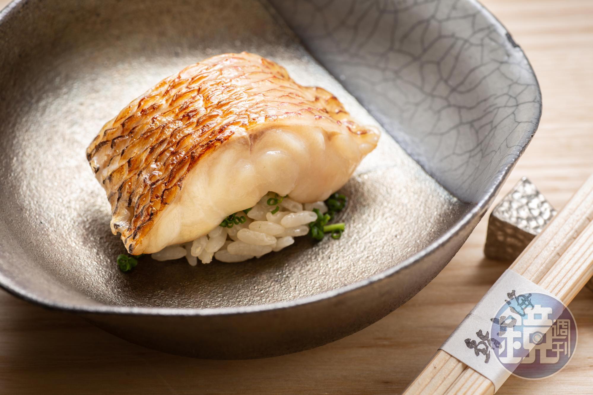 「喉黑魚壽司」肉質鮮甜細嫩，蝦夷蔥末提出魚鮮。