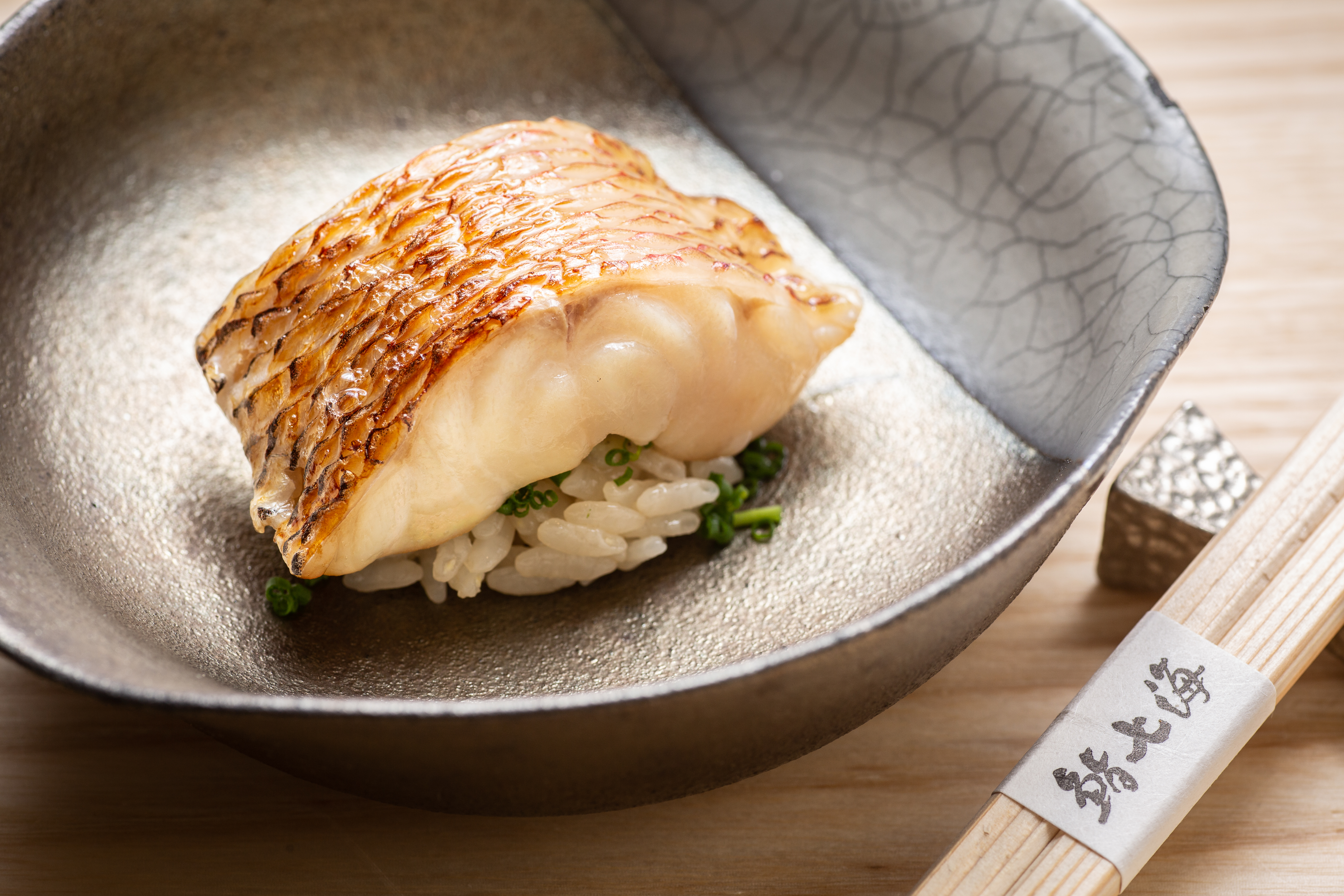 「喉黑魚壽司」肉質鮮甜細嫩，蝦夷蔥末提出魚鮮。