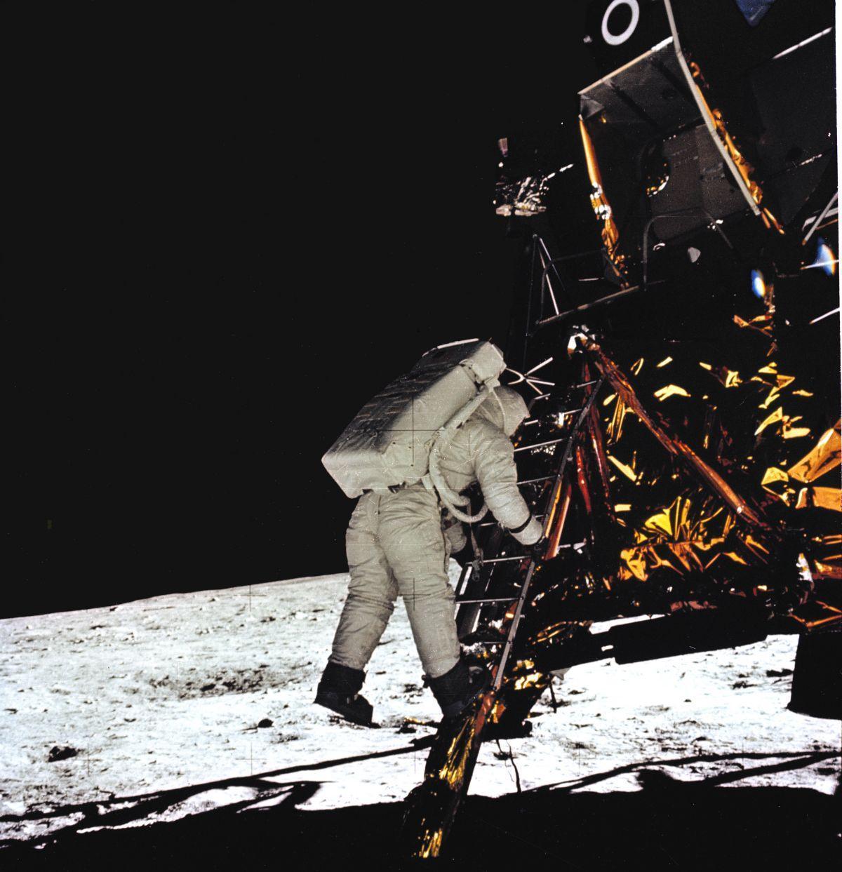 1969年7月20日，登月小艇「小鷹號」成功降落月球，太空人緩緩步下。他手臂綁的黑色帶子上即是歐米茄超霸腕錶，是第一只登上月球的腕錶。（圖片提供：NASA）