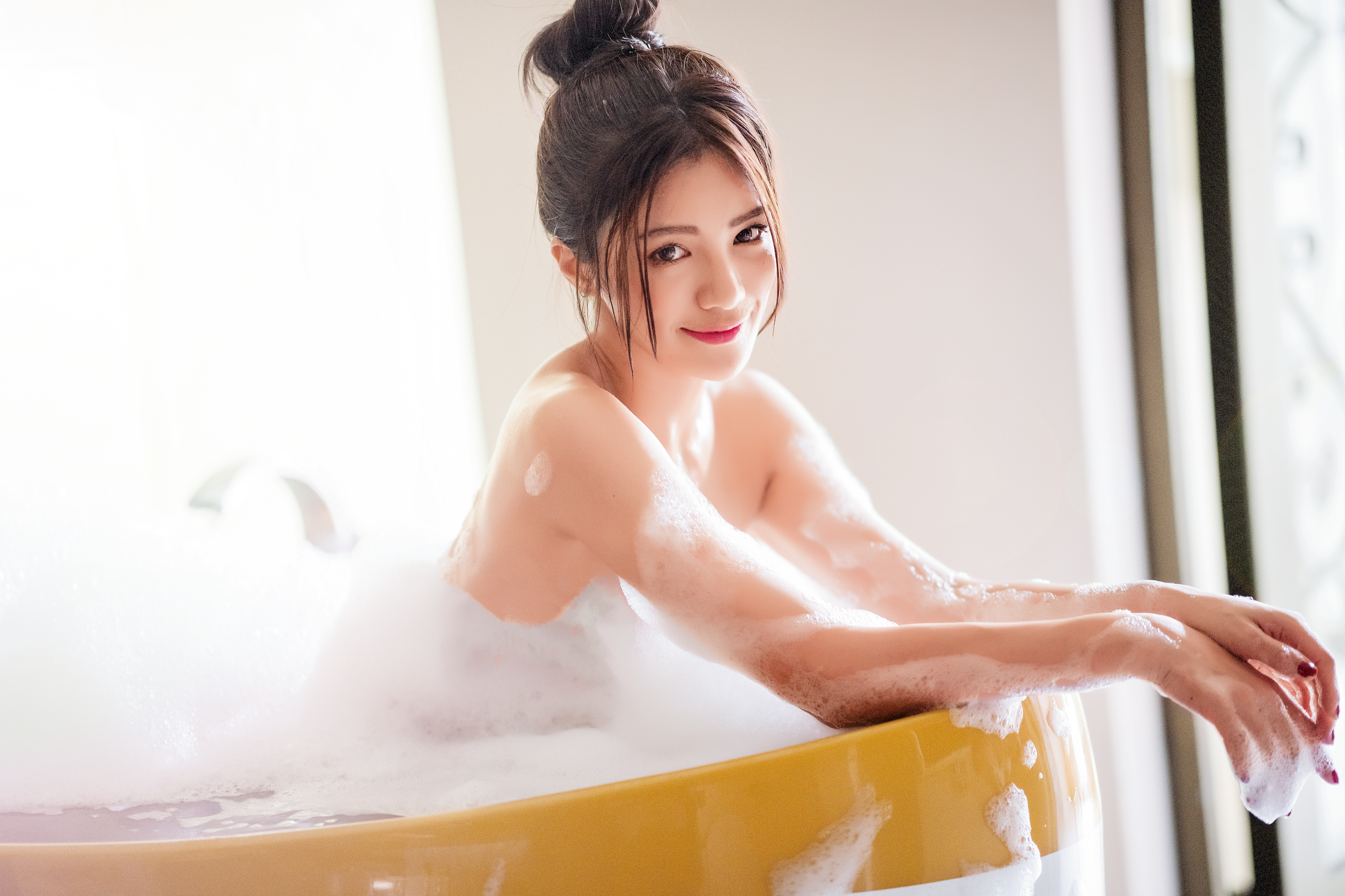 本刊搶先曝光羚小鹿性感洗泡泡浴照片，讓粉絲看了血脈賁張！（尖端出版提供）