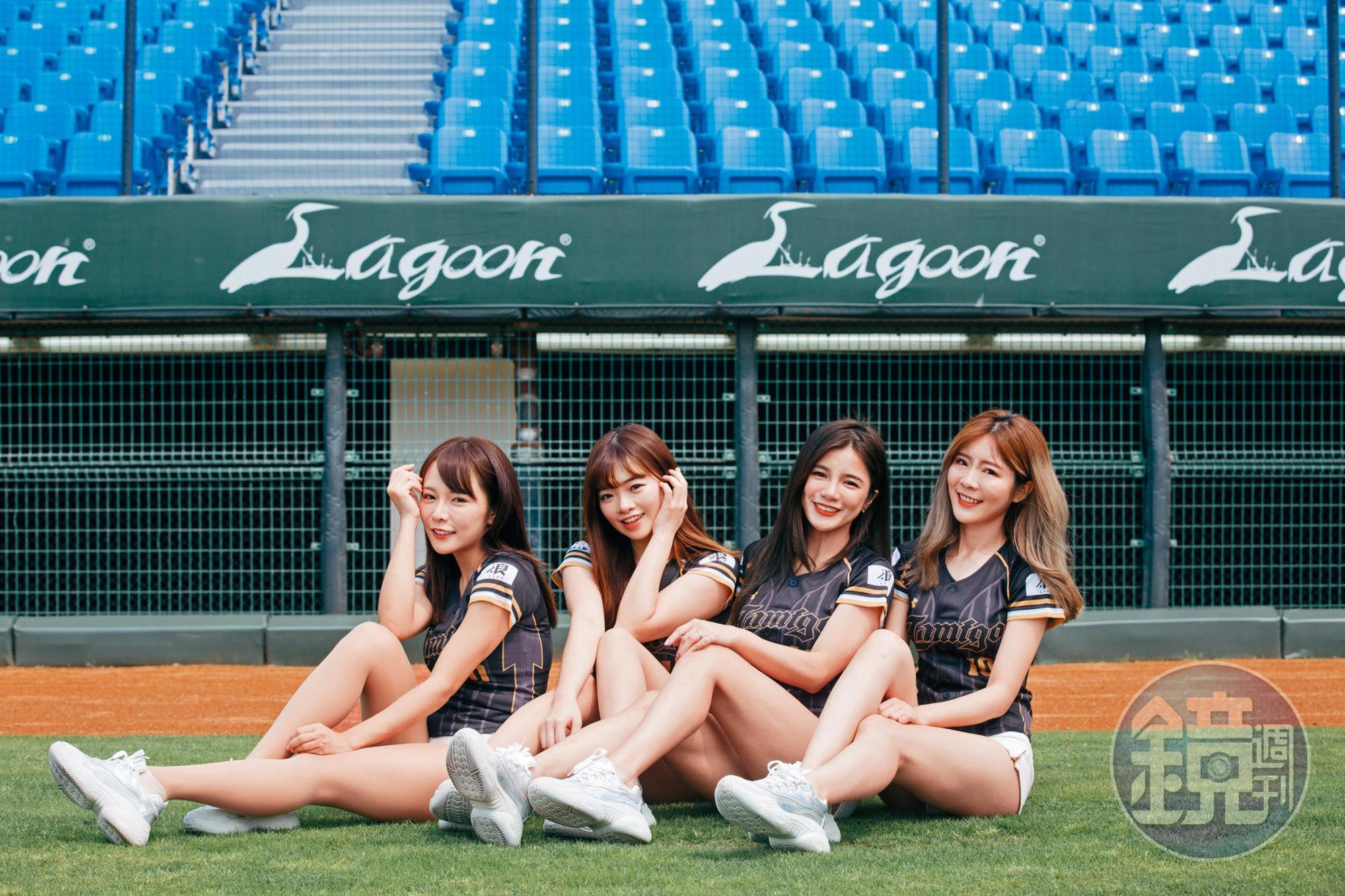 羚小鹿(右二)是中職桃猿隊專屬啦啦隊「LamiGirls」成員,加入至今已快6年時間。