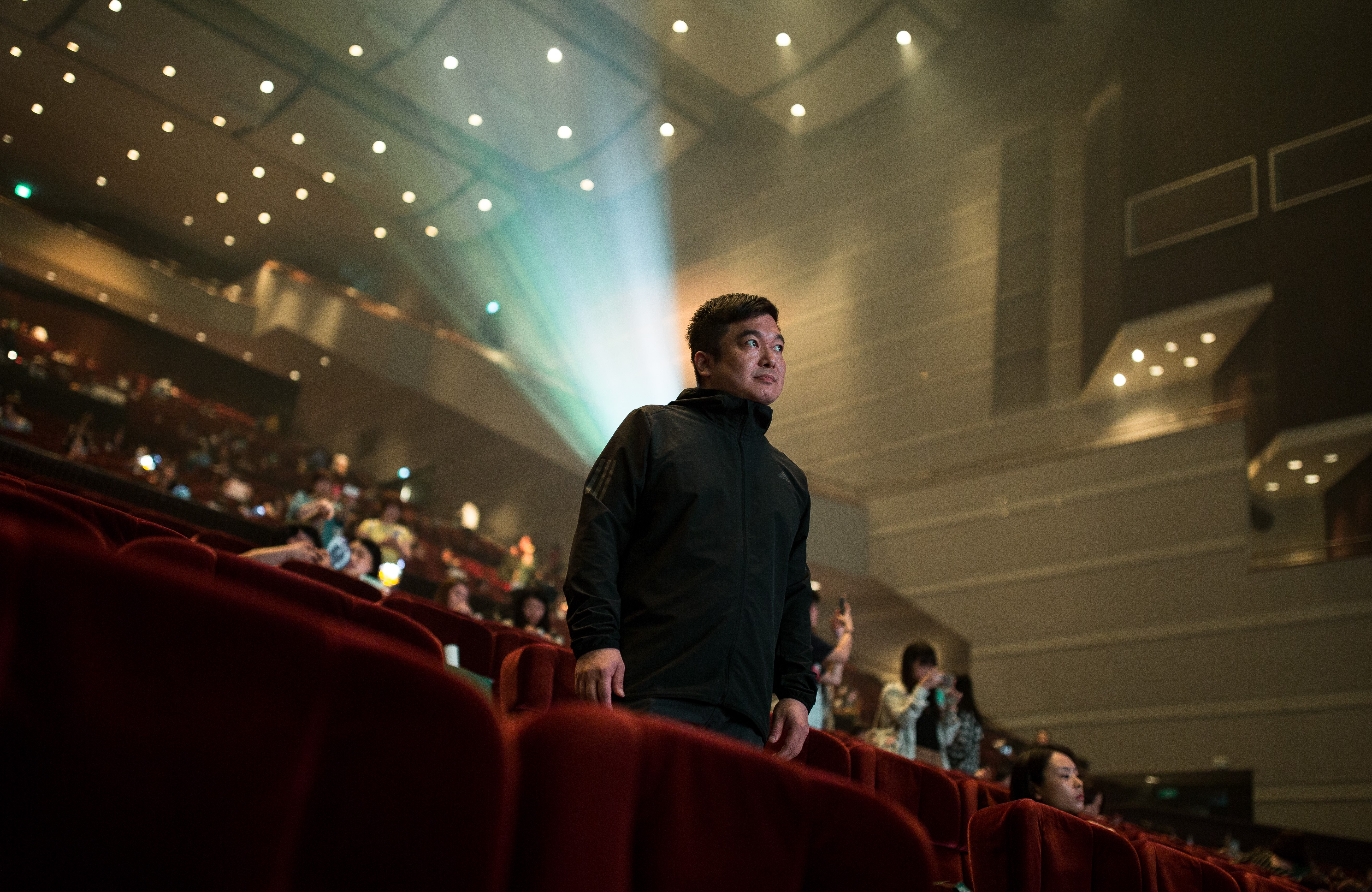 丁南26歲就創業，曾連續幾年得到媒體評選最佳公關公司經營人前三名。卻因賭性堅強，幾乎輸掉全部家產。3年前靠著辦韓秀，再累積出實力。