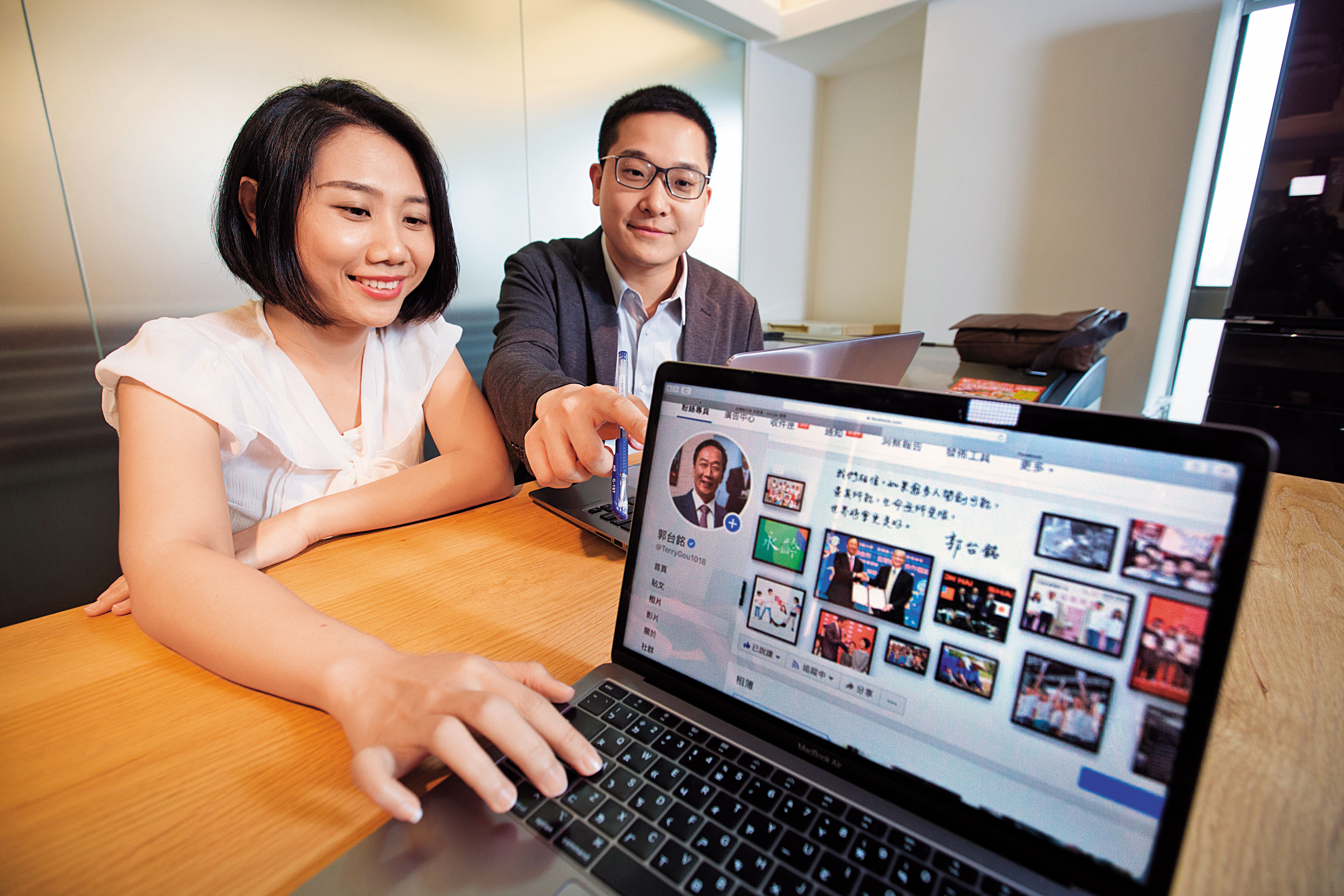 曾是「Power錕的紙牌屋」粉專創始人的李芸樺(左),以及國民黨青年團出身的馬仲豪(右),都加入郭台銘的小編團隊。