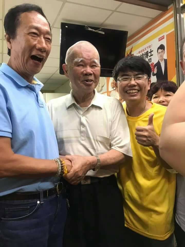 郭台銘(左)親訪「博士雞排」宋耿郎(左3),強調支持庶民經濟。(翻攝自宋耿郎臉書)