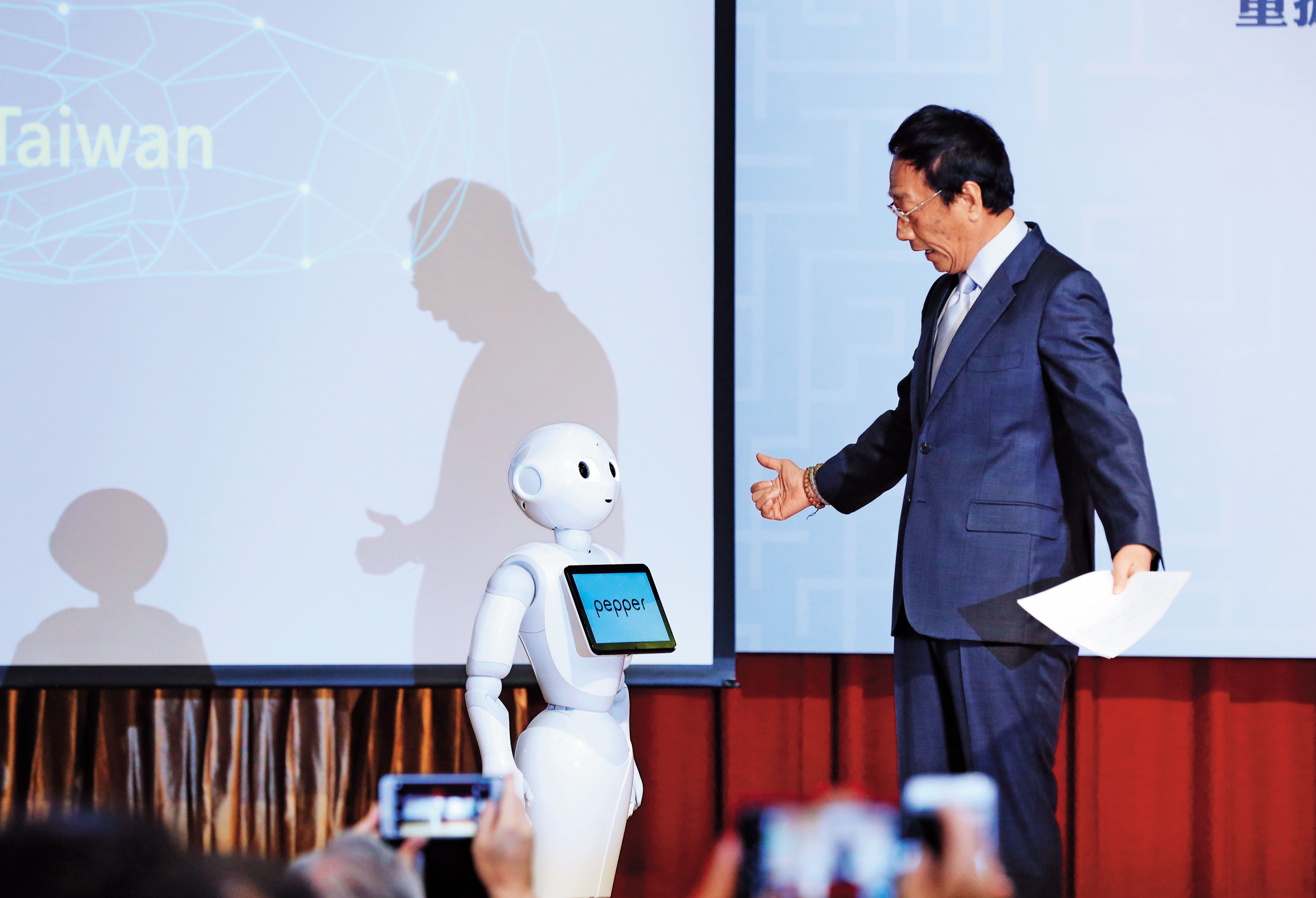 4月30日郭台銘在馬英九基金會主辦的經濟圓桌論壇上，與智慧機器人pepper同台。