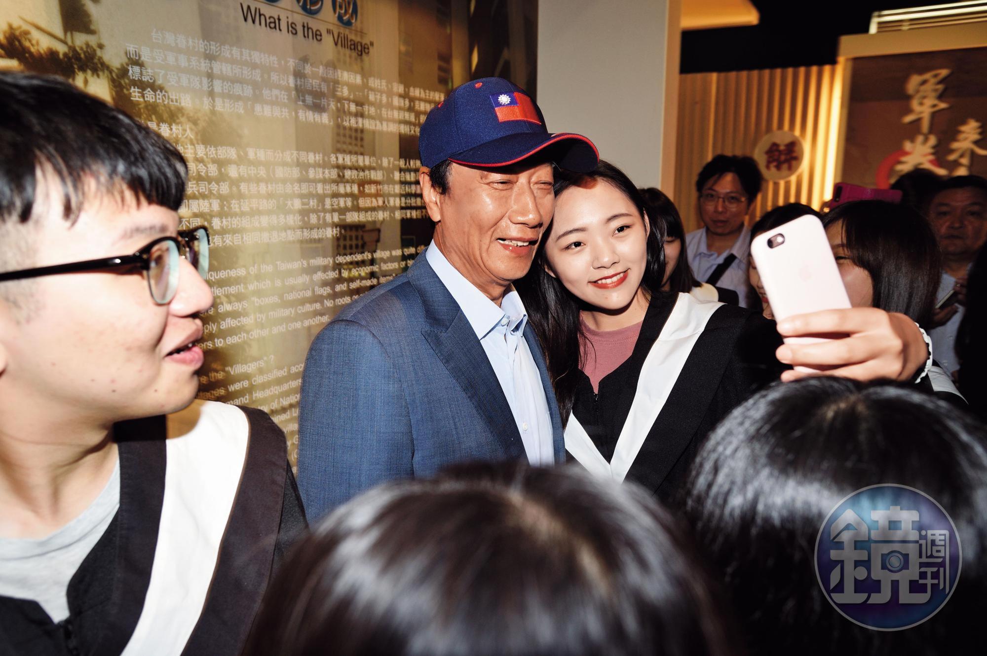 為搶攻年輕族群支持,郭台銘(左)未來也將嘗試直播。圖為他上月26日到新竹市眷村博物館與大學生自拍。