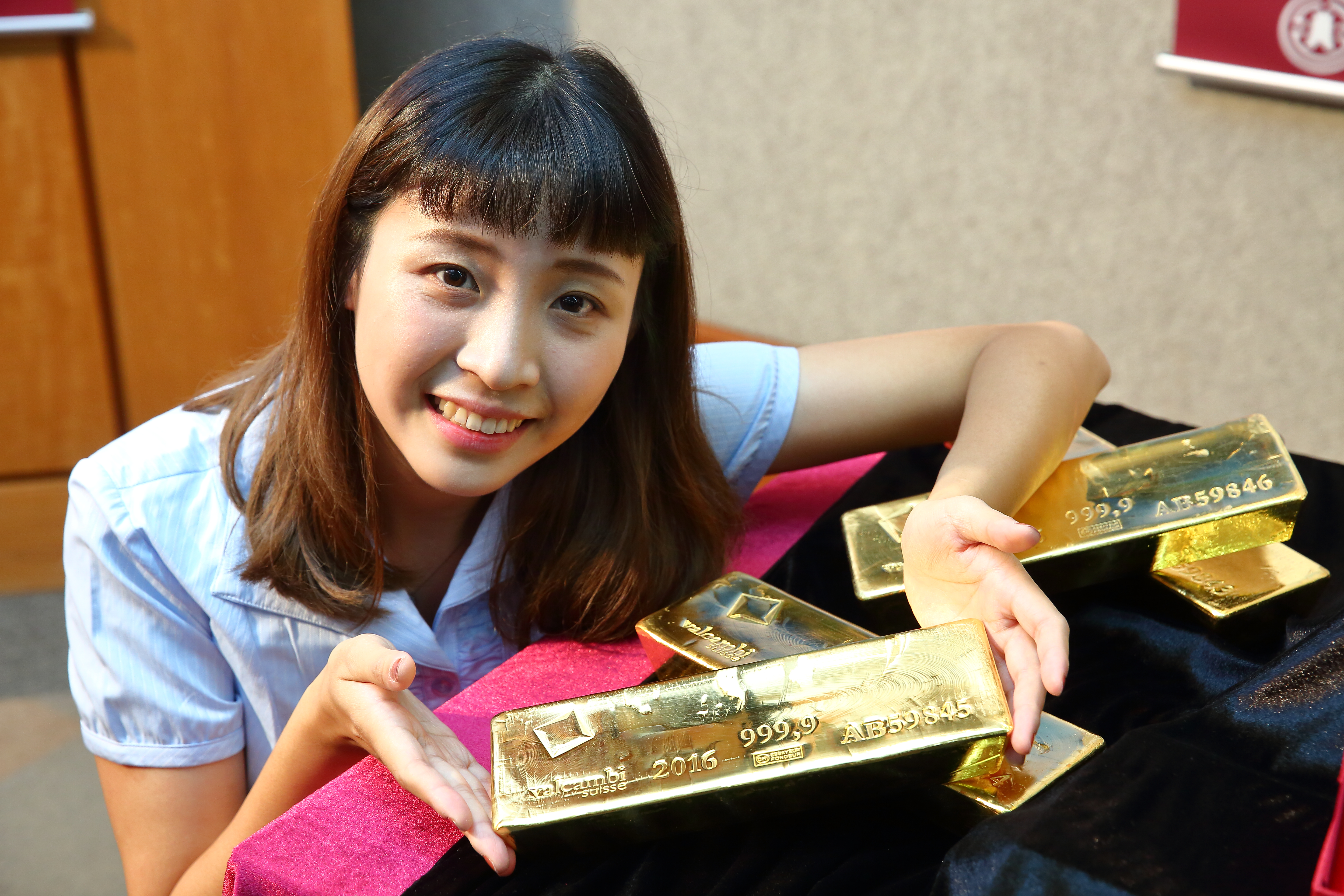 黃金期貨大漲突破每盎司1300美元關卡，預期避險氛圍推高價格也將吸進一波買氣。