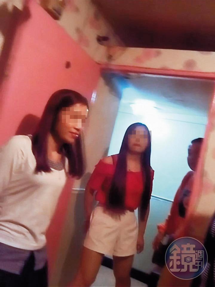 記者被帶到茶室包廂選妃，拉客大姐（右）積極推銷全套服務。