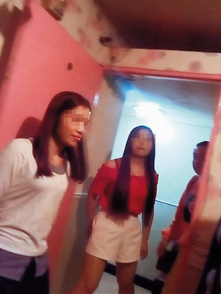 記者被帶到茶室包廂選妃，拉客大姐（右）積極推銷全套服務。