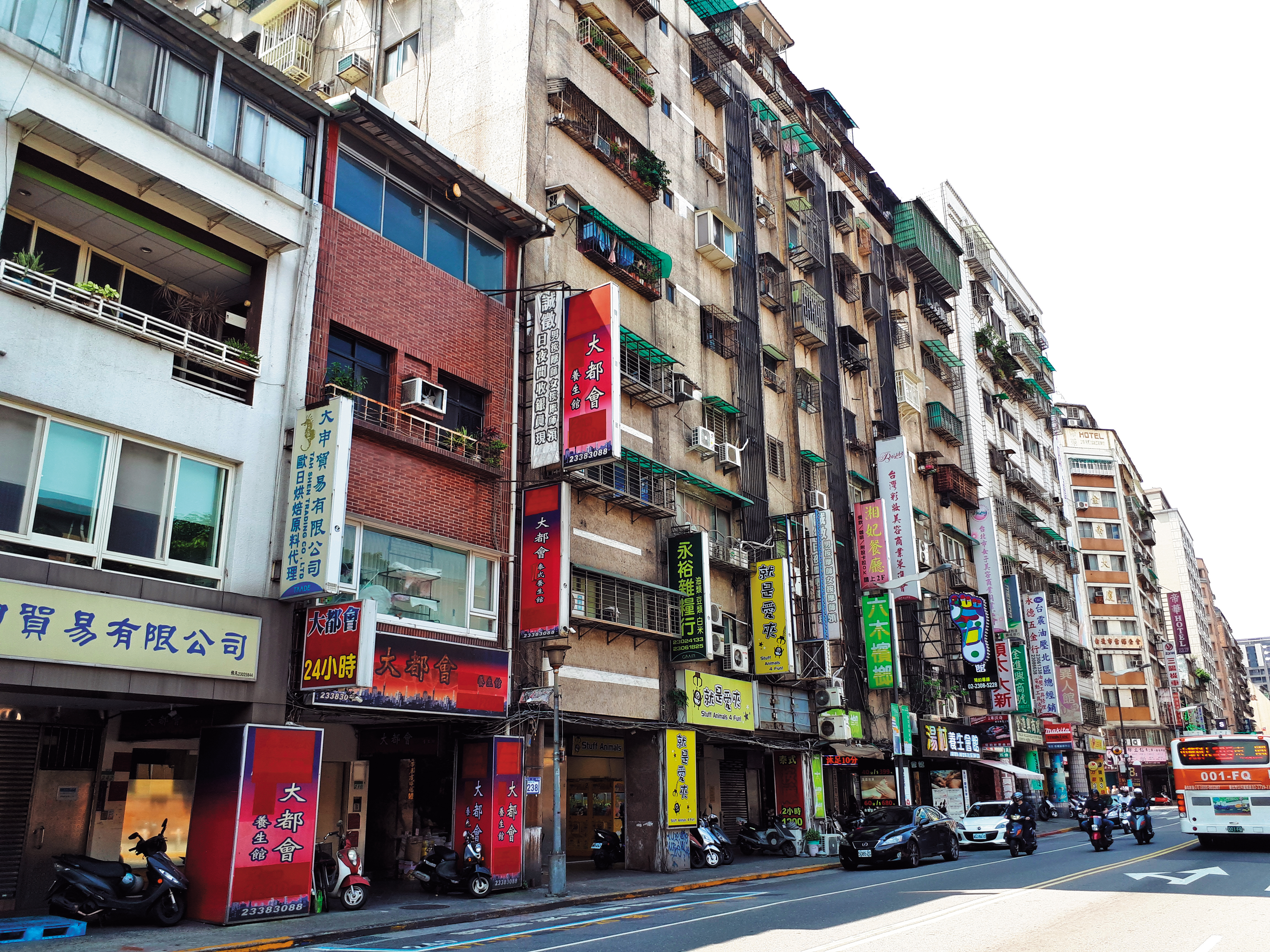 鑽石大樓位於萬華康定路，周邊是當地最知名的流鶯區。