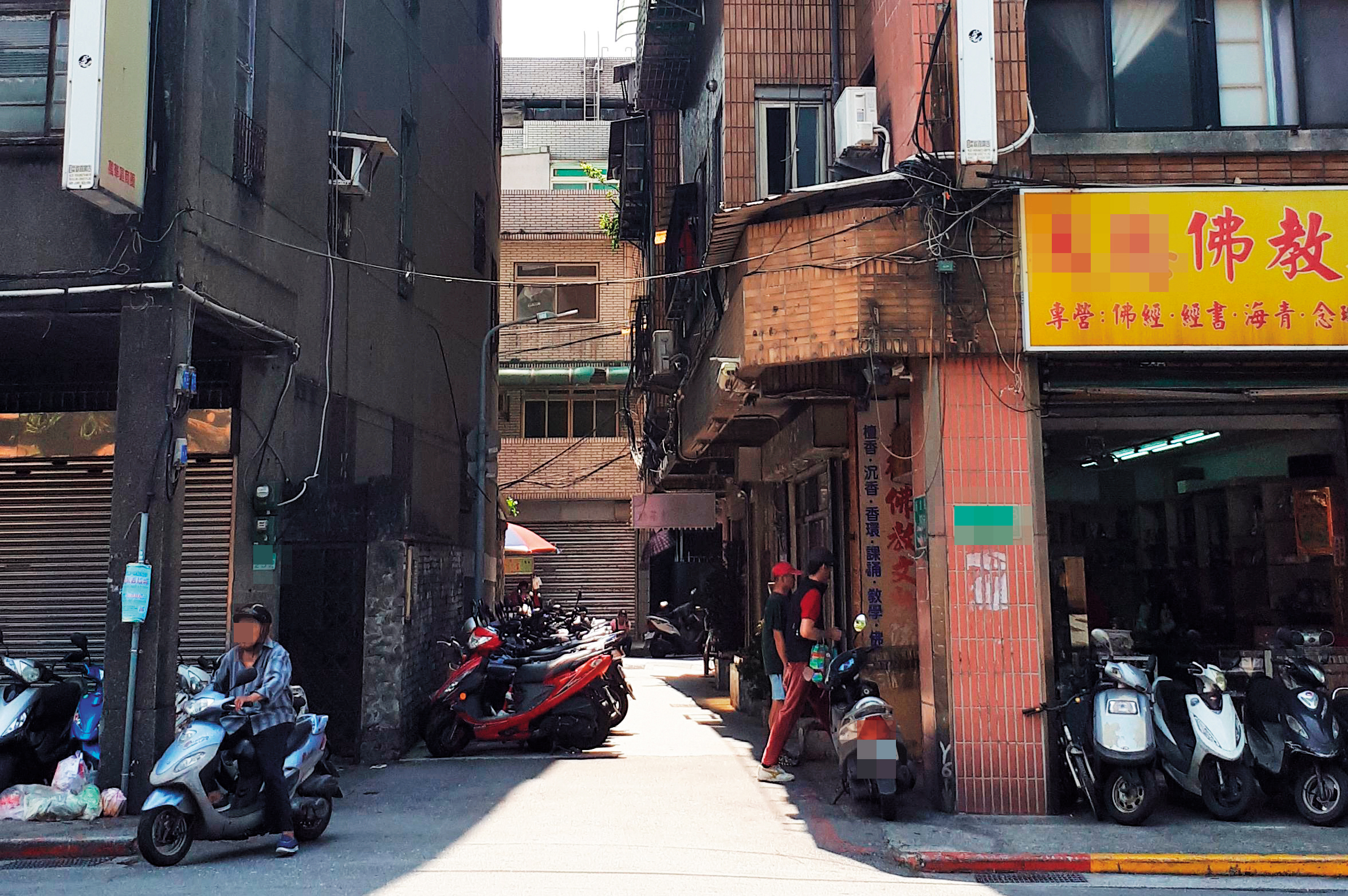 民眾檢舉，囂張雞頭在私娼寮巷口把風，還攔下住戶檢查手機，查看是否有偷拍畫面。