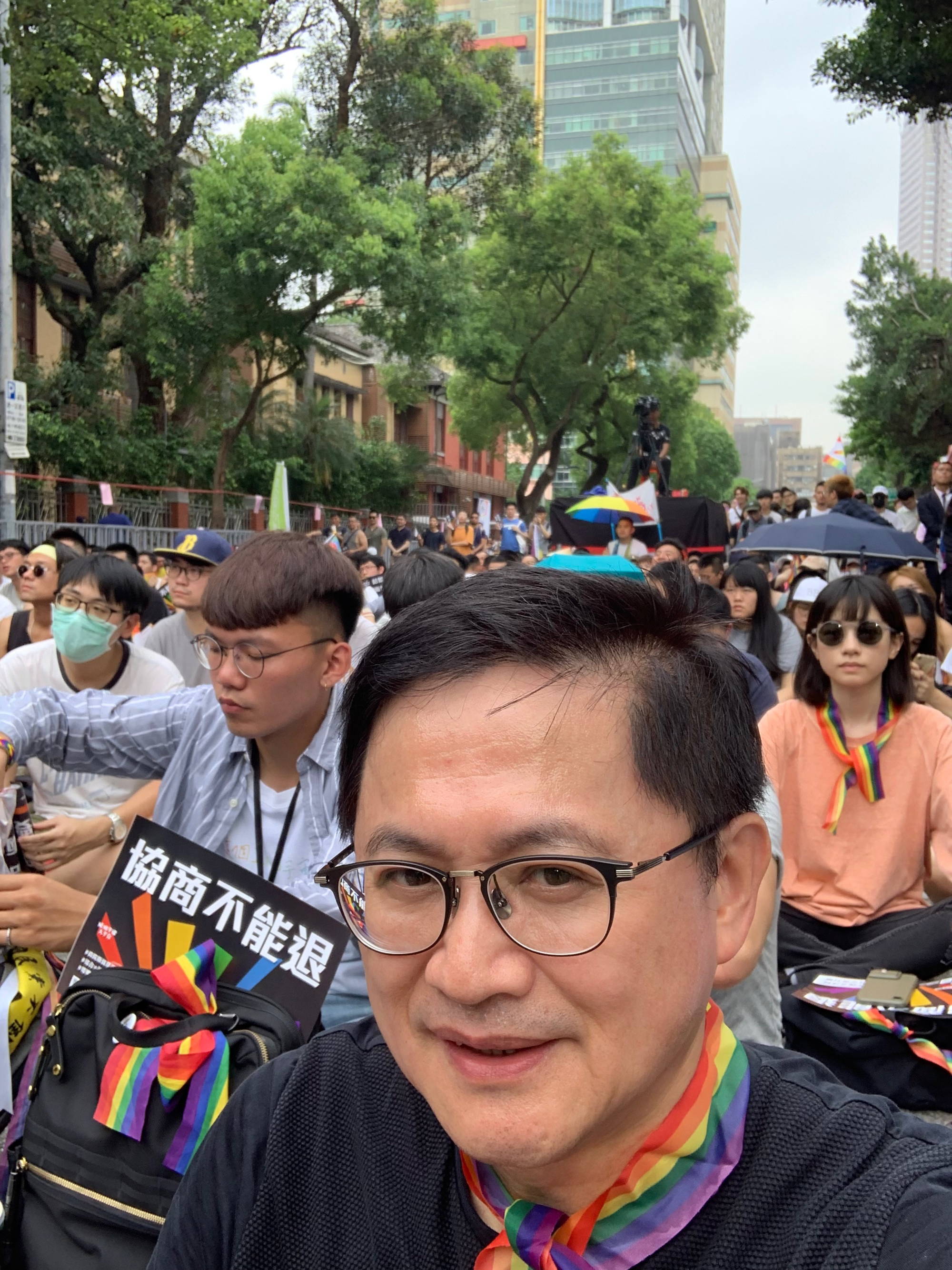 長期支持婚姻平權的童子賢，也起了個大早穿著黑色T恤帶著彩虹圍巾到場靜坐。（童子賢提供）