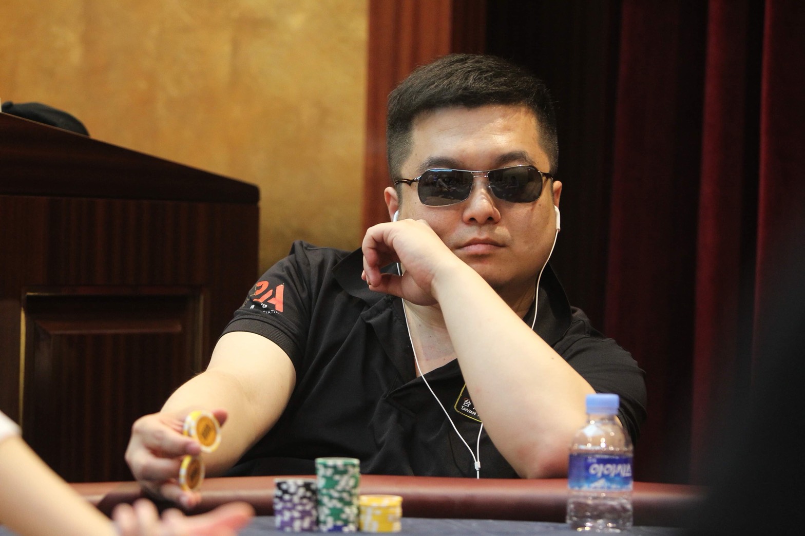 2013年時任奧堤公關總經理的丁南，曾去濟州島比賽德州撲克，戴墨鏡、耳機是為了不受干擾出牌。（丁南提供）