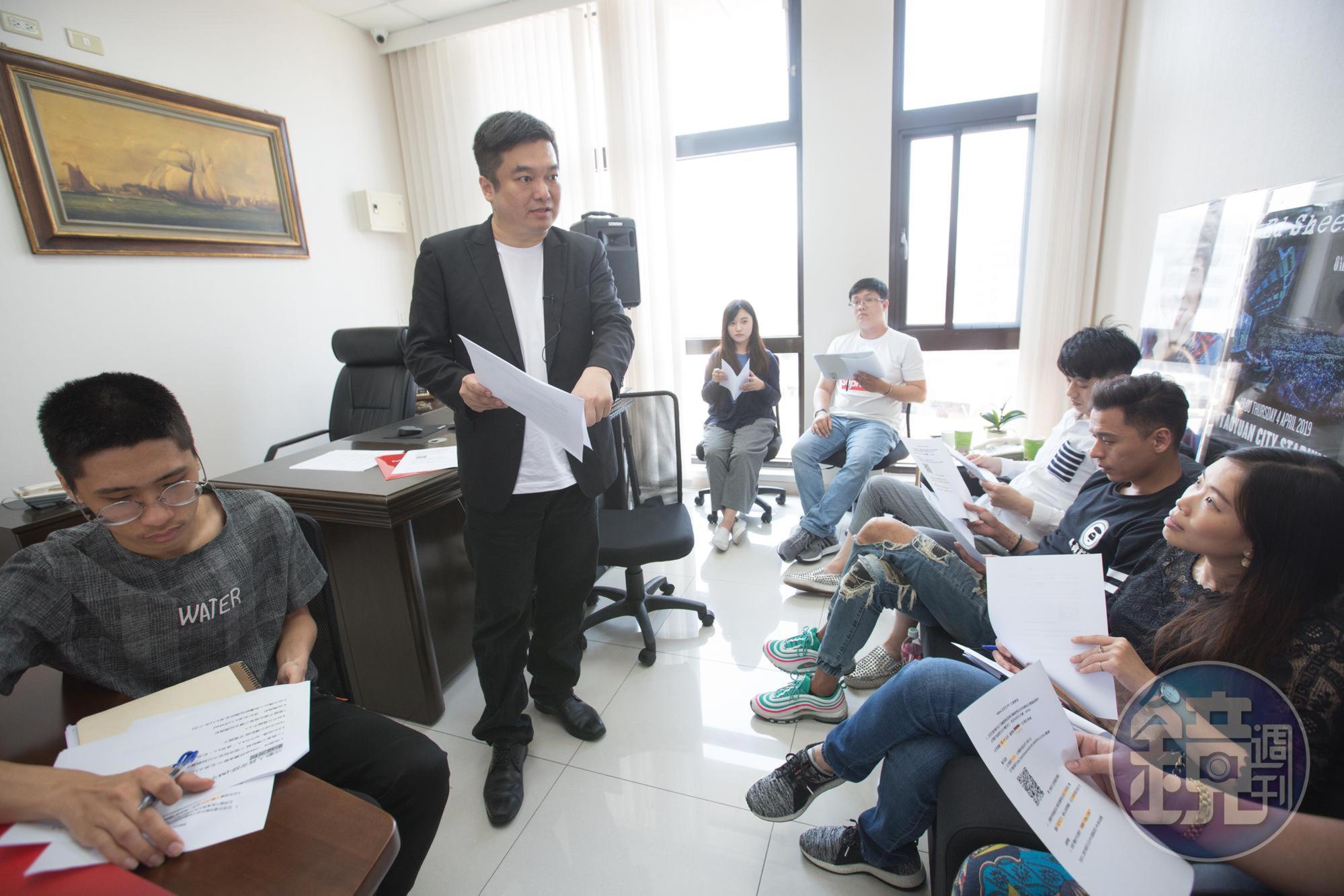 丁南曾連續3年被媒體評選最佳公關公司經營人前三名，卻因賭性堅強，幾乎輸掉全部家產。