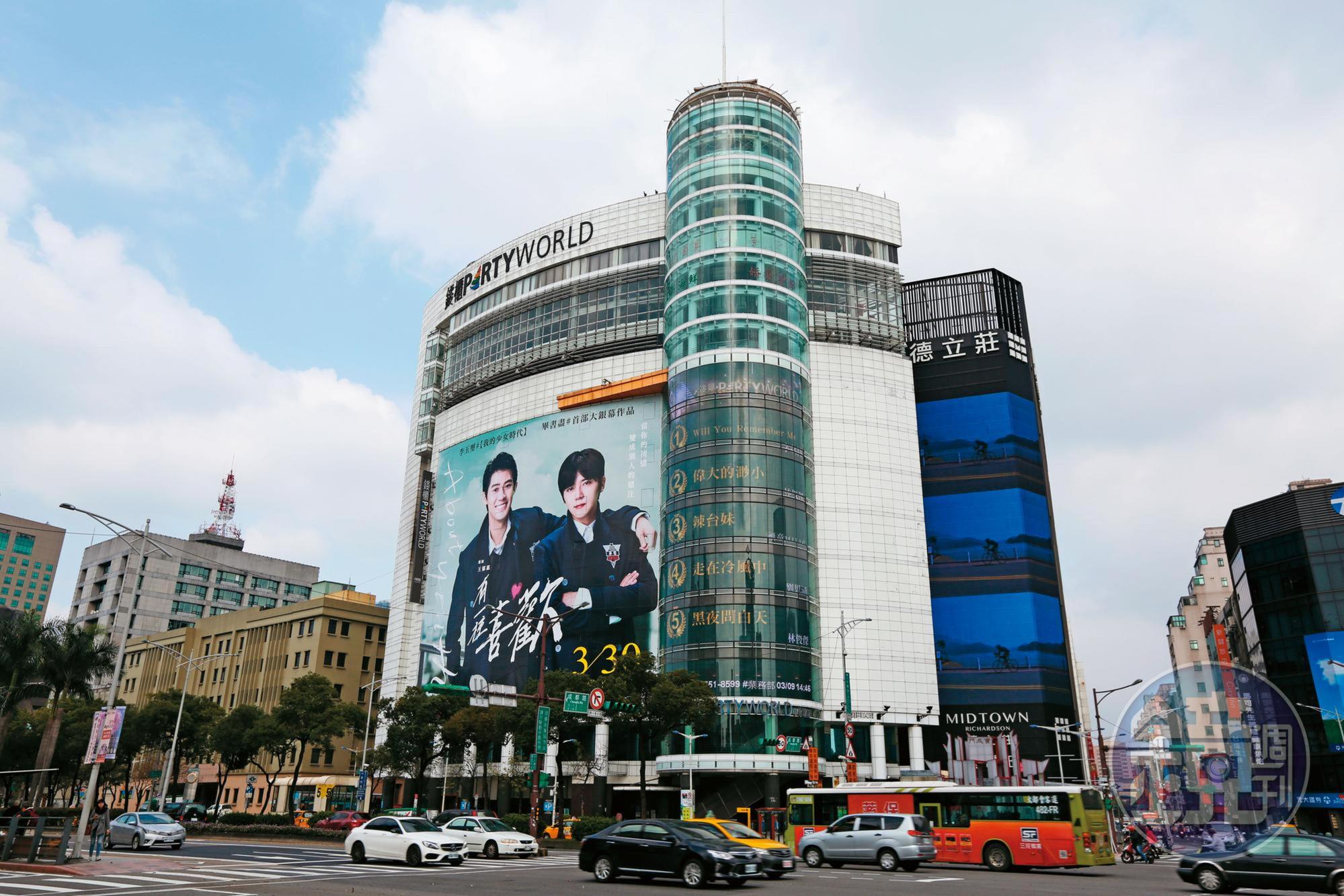 台北市政府多位公務員上月底某週末齊聚中華路錢櫃KTV（圖），歡唱結束後，竟傳出政風主任酒後偷摸女同仁大腿的醜聞。