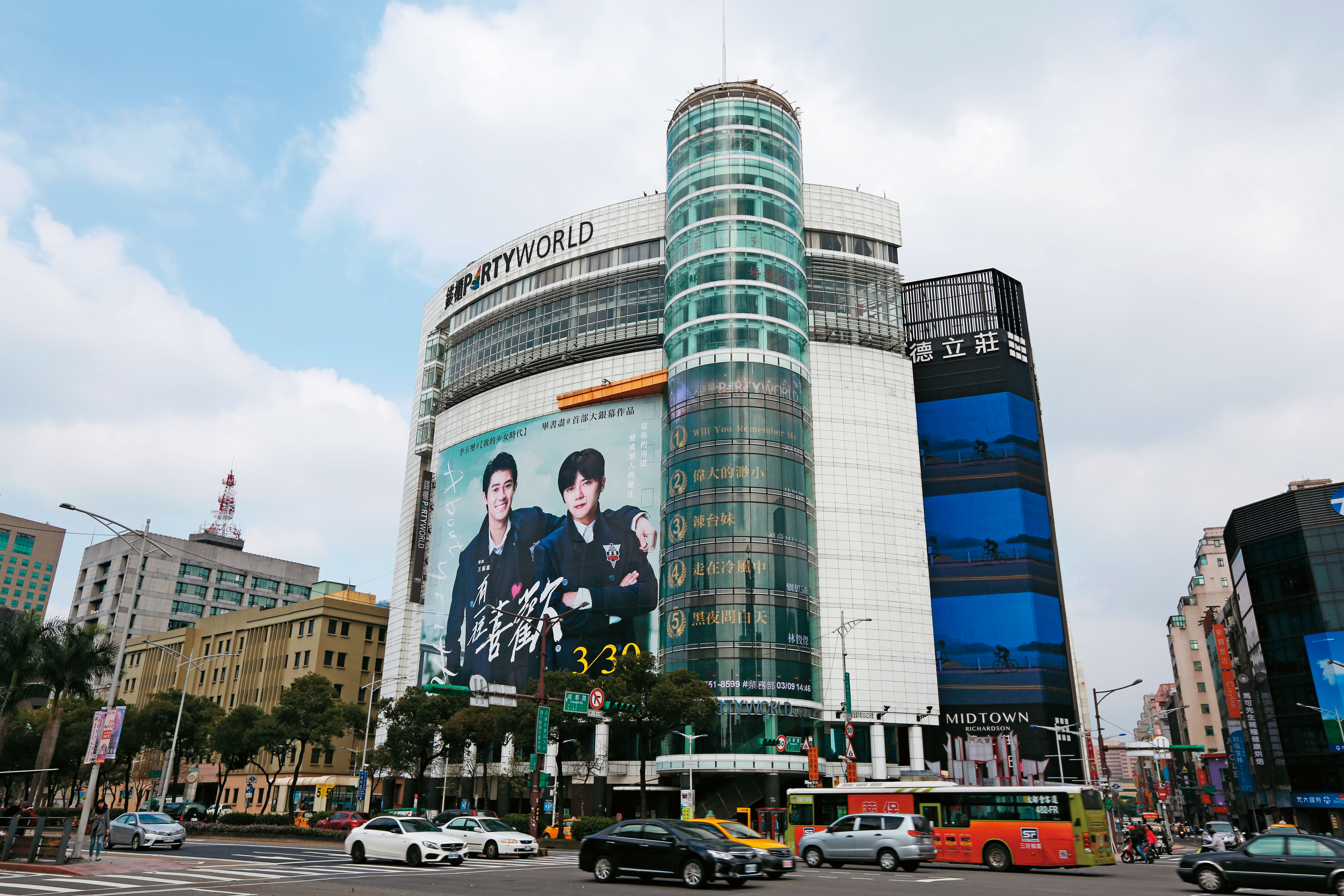 台北市政府多位公務員上月底某週末齊聚中華路錢櫃KTV（圖），歡唱結束後，竟傳出政風主任酒後偷摸女同仁大腿的醜聞。