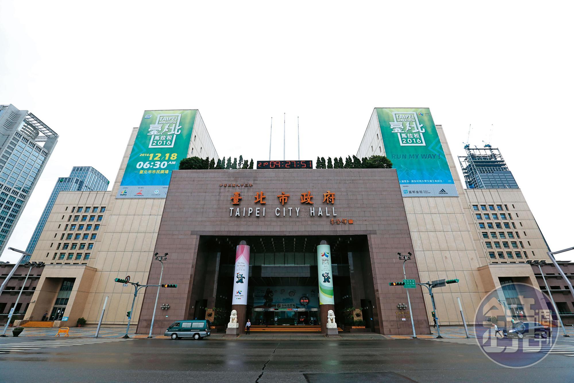 台北市政府驚傳政風主任黃奕墉是色狼,不但酒後偷摸女公務員大腿,還想跟被害人回家,北市府卻只打算記2支申誡了事。