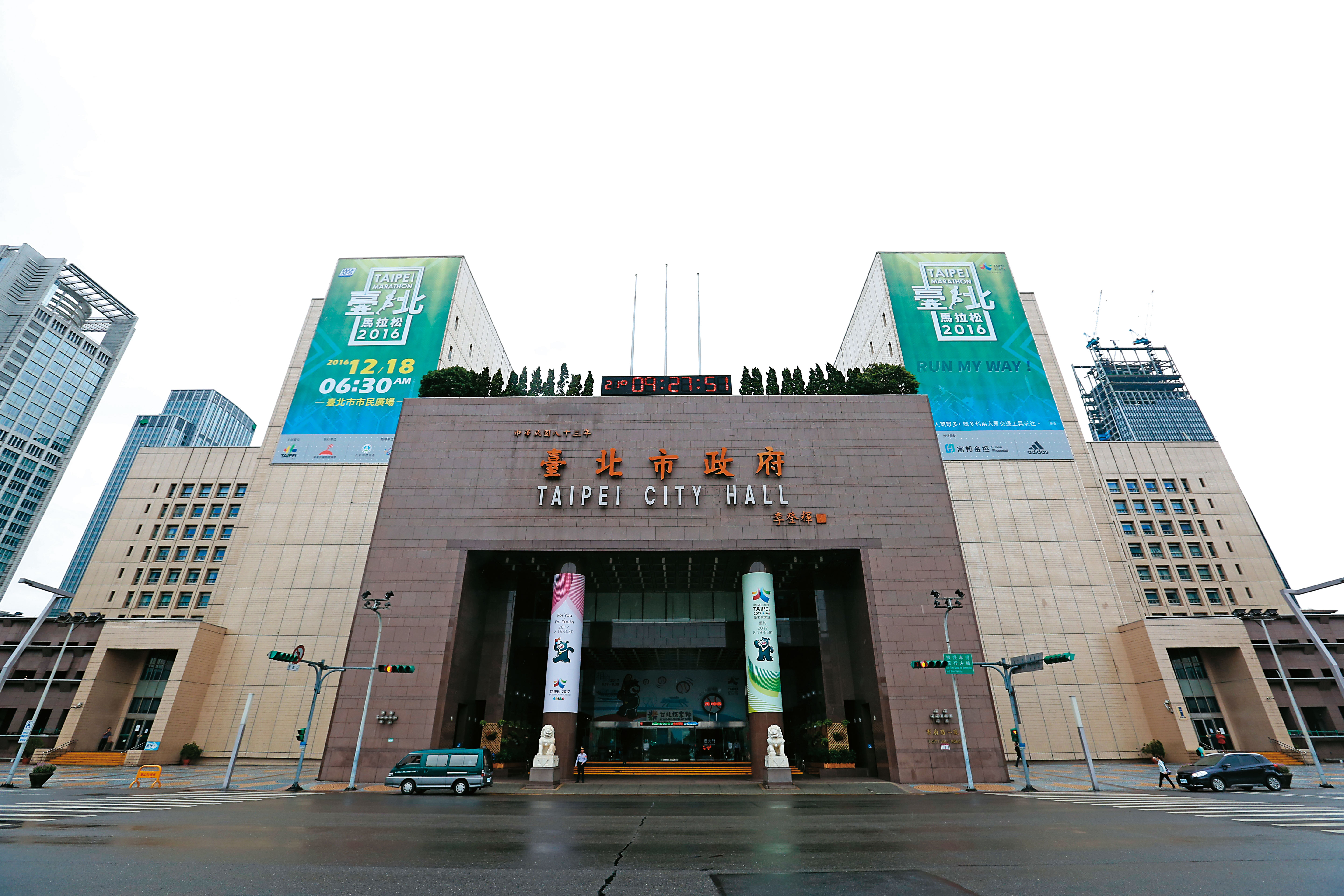 台北市政府驚傳政風主任黃奕墉是色狼，不但酒後偷摸女公務員大腿，還想跟被害人回家。