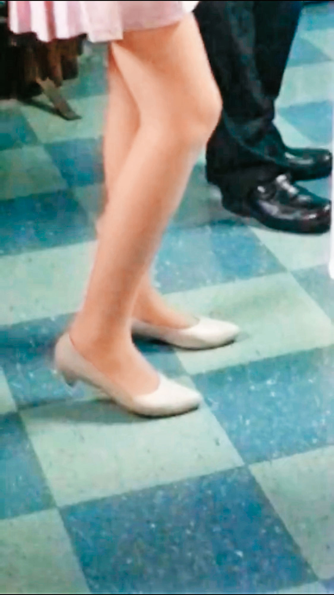 黃姓公務員用手機偷拍穿著短裙的女公務員美腿，司法單位仍在調查有無涉及刑責。