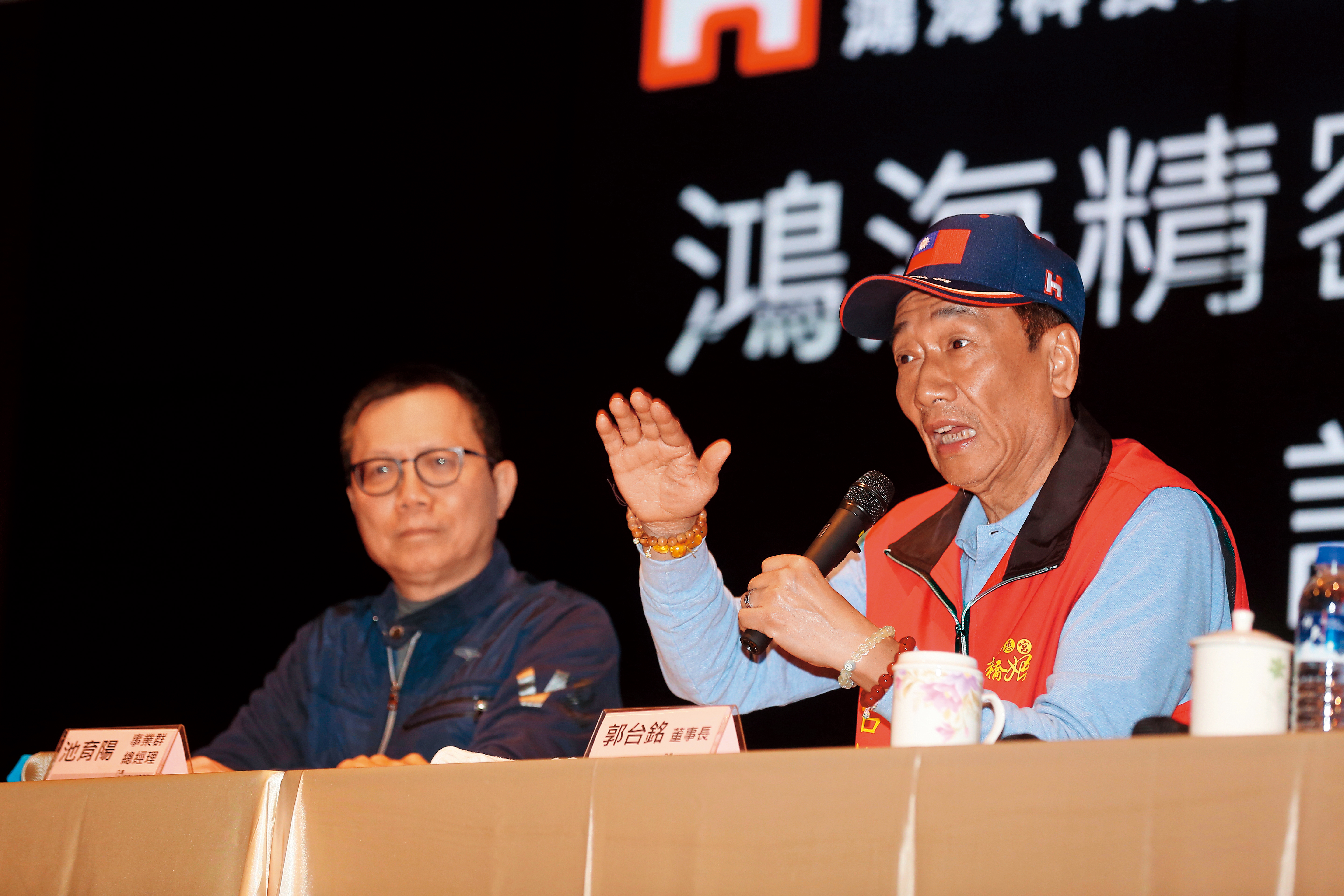 富智康（FIH）主席池育陽與華為協議，未來群創接單將由郭台銘與深圳市政府合夥的深超統包，再轉單給群創。