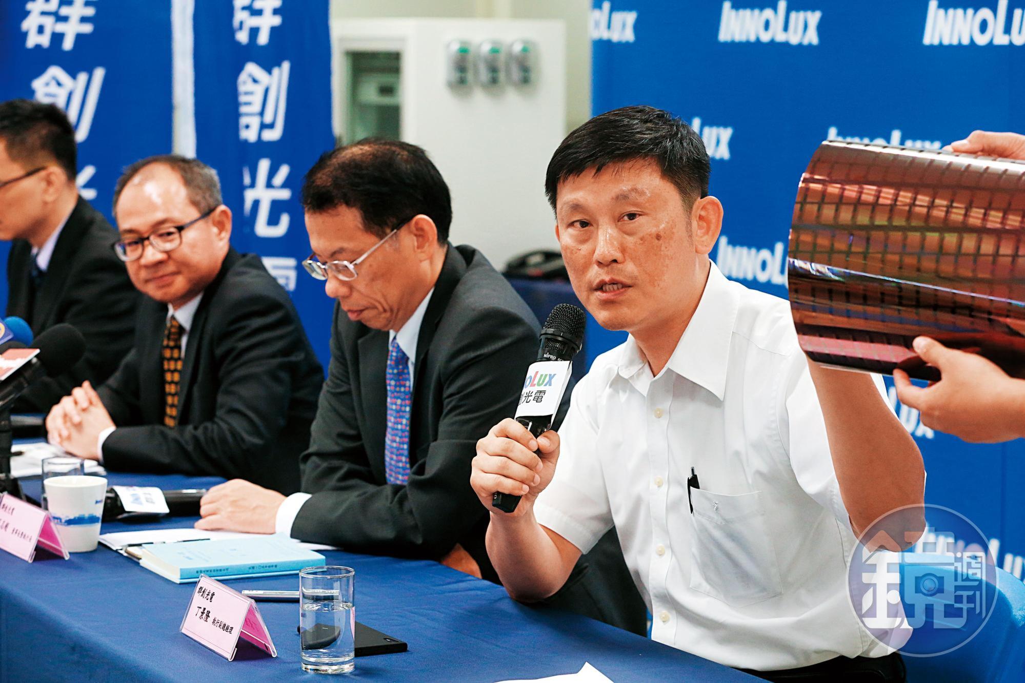 郭台銘曾下令要丁景隆(右)想辦法讓深超上市。