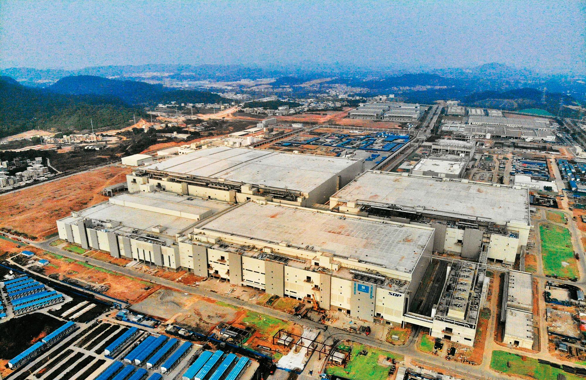 廣州10.5代廠已經裝機完成,但現在傳出交給廠商的設備款延後180天。(翻攝南方都市報)