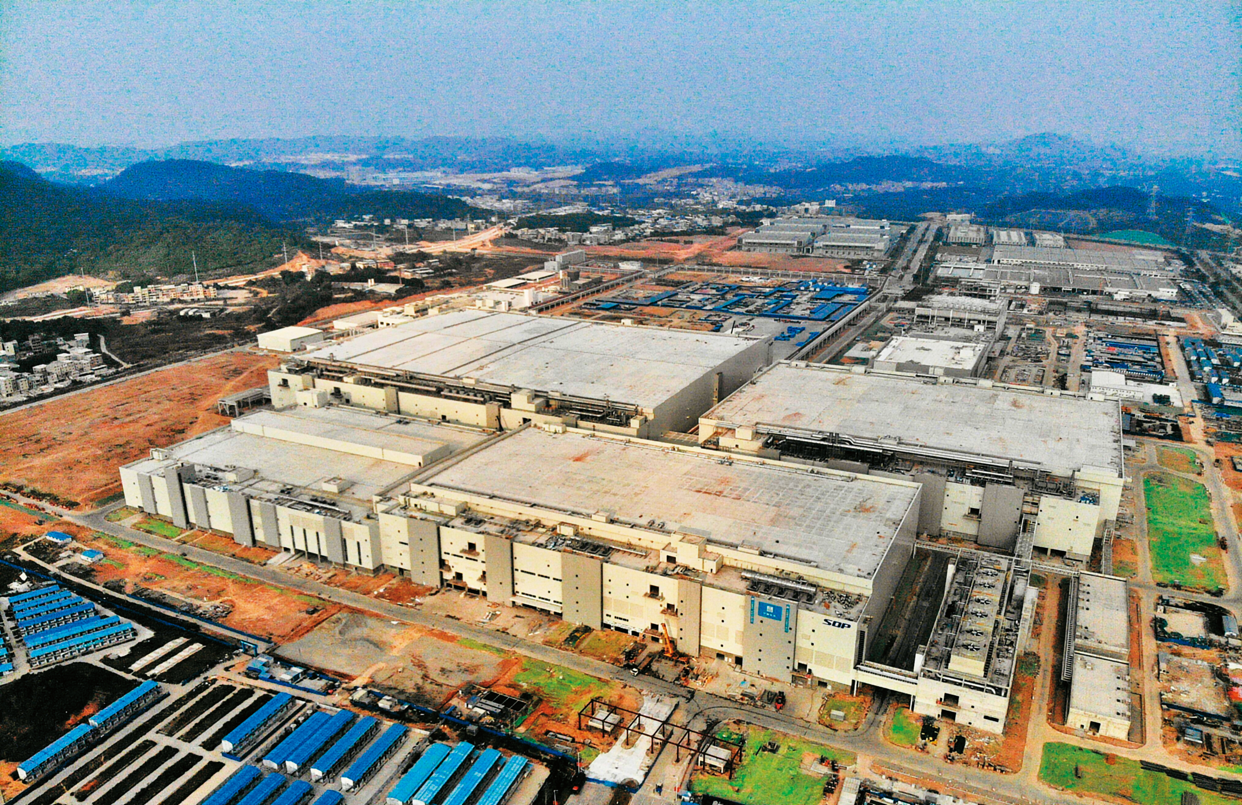 廣州10.5代廠設備已經裝機完成，但現在還沒量產就已經沒錢了，交給廠商的設備款也延後180天。（翻攝自南方都市報）