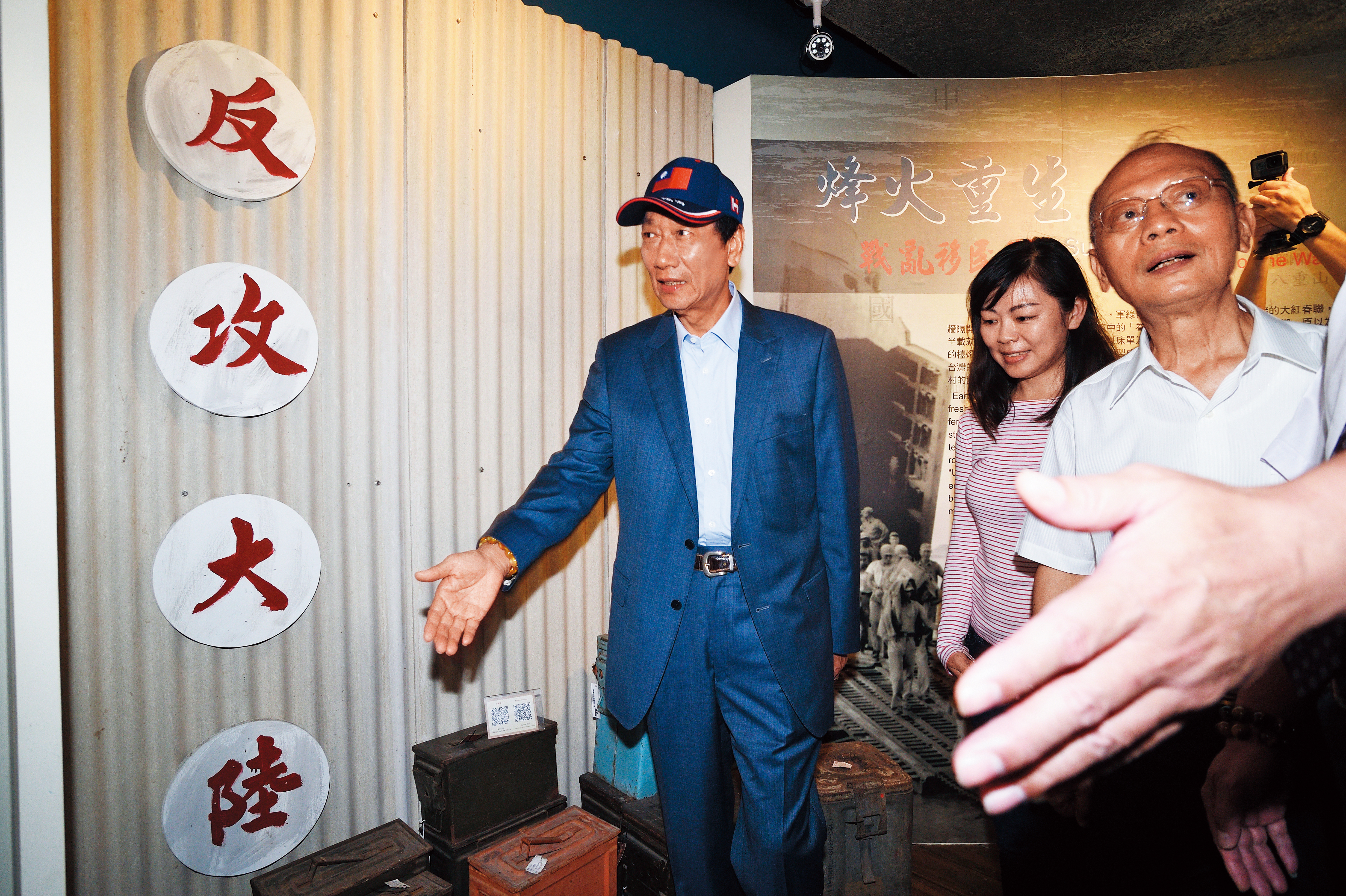 群創員工表示，鴻海集團為什麼要護航深超？郭台銘（左）現在要選總統，應該先回答這些問題。