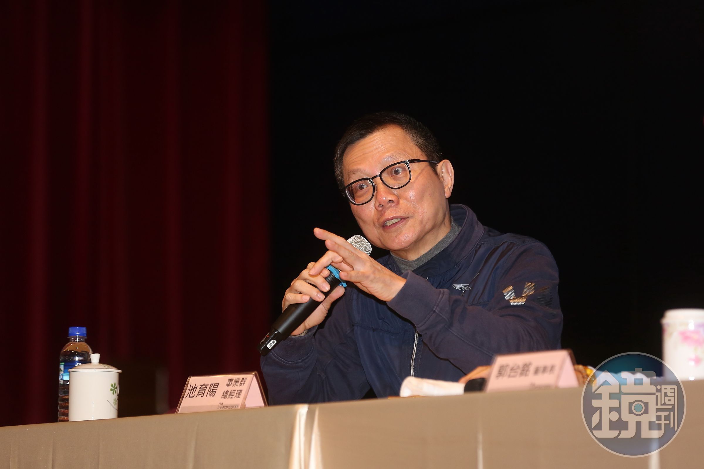 富智康（FIH）主席池育陽與華為協議，未來群創接單將由郭台銘與深圳市政府合夥的深超統包，再轉單給群創。