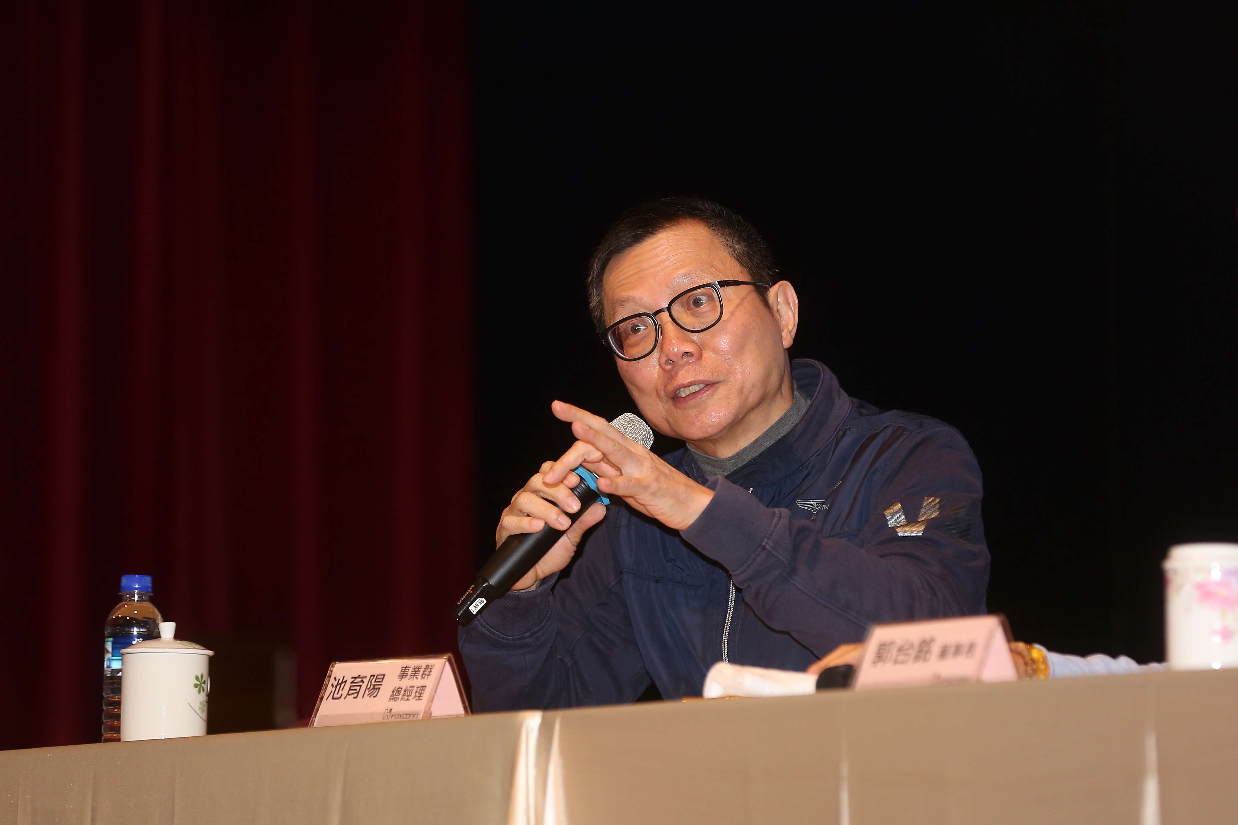 富智康（FIH）主席池育陽與華為協議，未來群創接單將由郭台銘與深圳市政府合夥的深超統包，再轉單給群創。