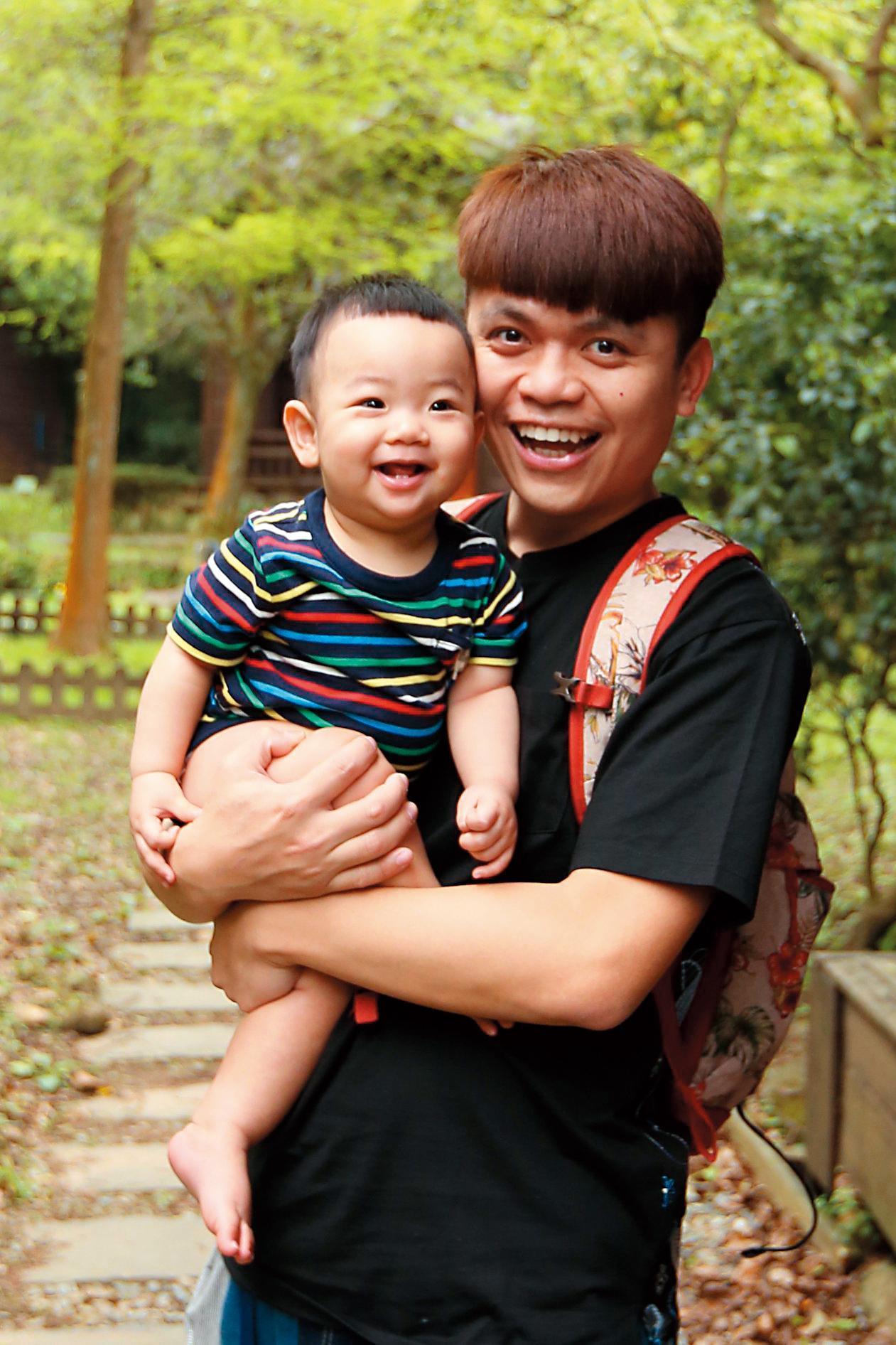 網紅蔡阿嘎婚後育有兒子蔡桃貴。（翻攝自蔡阿嘎臉書）