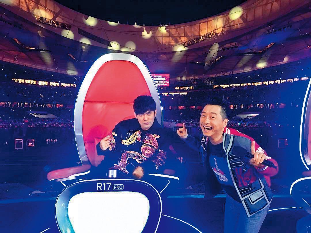 周杰倫(左)跟哈林(右)曾在大陸選秀節目《中國新歌聲》擔任導師,但周杰倫今年有新專輯及全新計畫,在新一季退出,由王力宏取代。(翻攝自周杰倫IG)