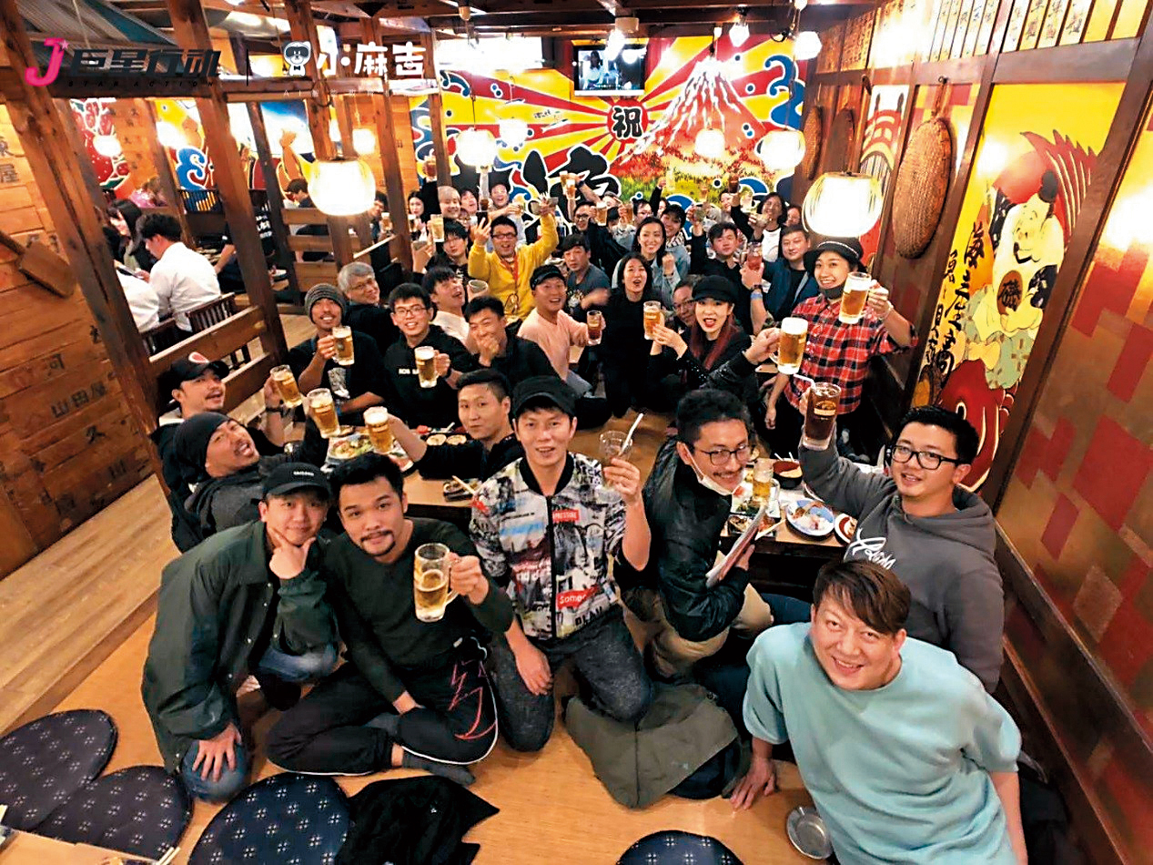 《周游記》花費新台幣2億5,000多萬元拍攝第一季，一票工作人員在居酒屋聚餐合照留念。（翻攝自巨室文創）