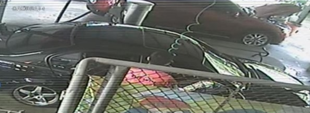 案發當時監視器顯示，生父將空氣噴槍伸入車內，女童隨後即不省人事。（翻攝畫面）