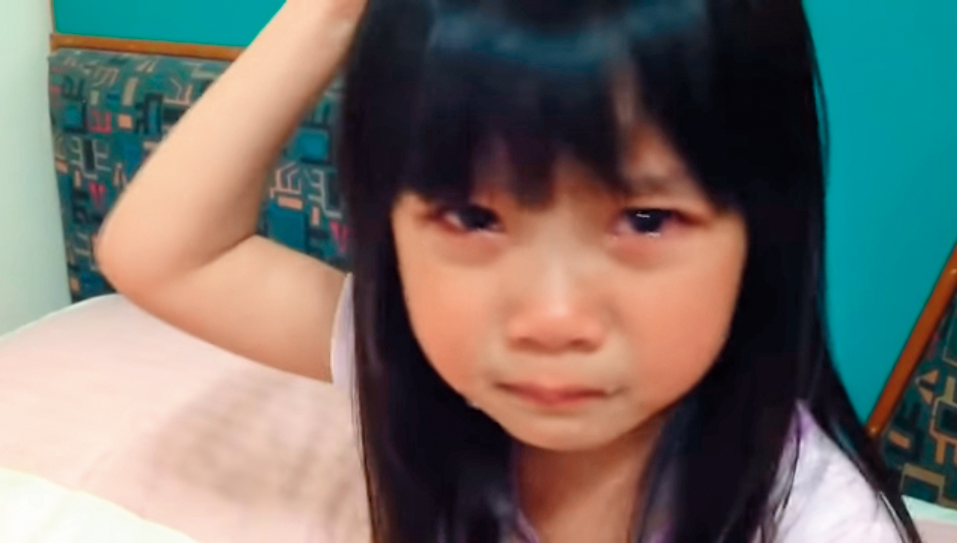 2012年，喬喬因為爸爸替她拍的一支〈不好翹〉影片而走紅成為童星。（翻攝自于卉喬臉書）