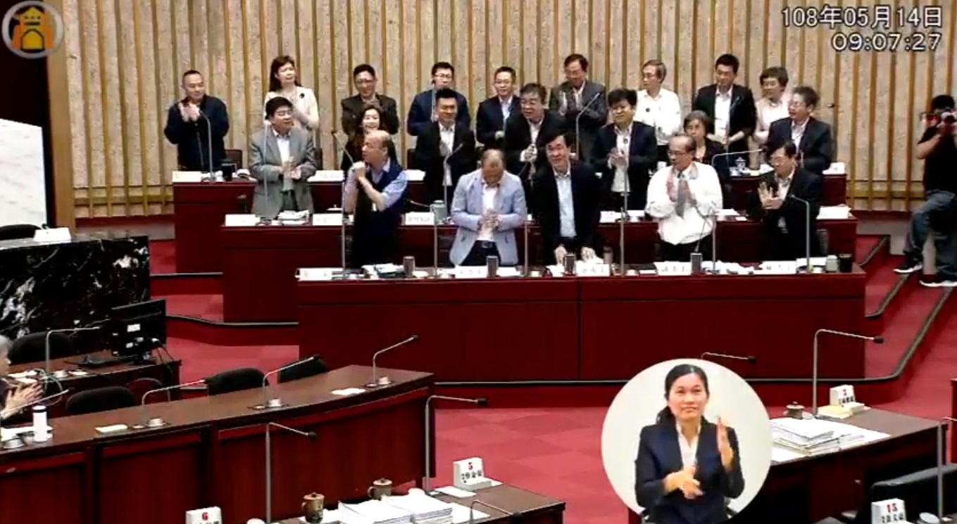 高雄市長韓國瑜今（14日）在議會備詢，議員王義雄要求處長起立鼓掌。（翻攝自高雄市議會臉書）