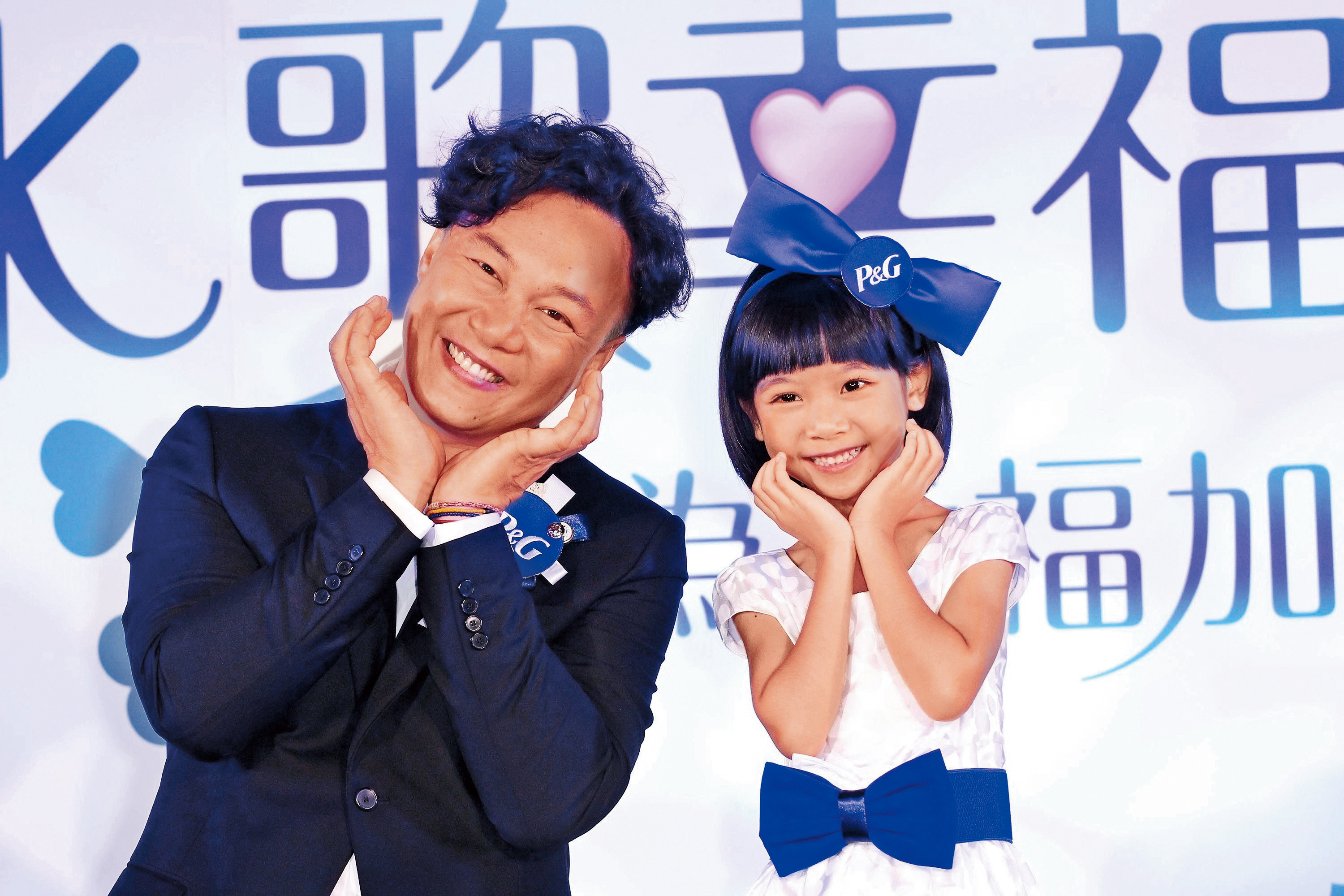 喬喬（右）2012年爆紅後，陸續拍過五月天、蕭敬騰的MV，也和陳奕迅（左）同台出席活動。（東方IC）