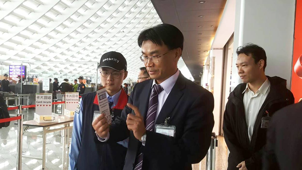 非洲豬瘟疫情不斷升溫，陳吉仲赴桃機視察防疫狀況。圖為2月初視察照片。（翻攝自陳吉仲臉書）