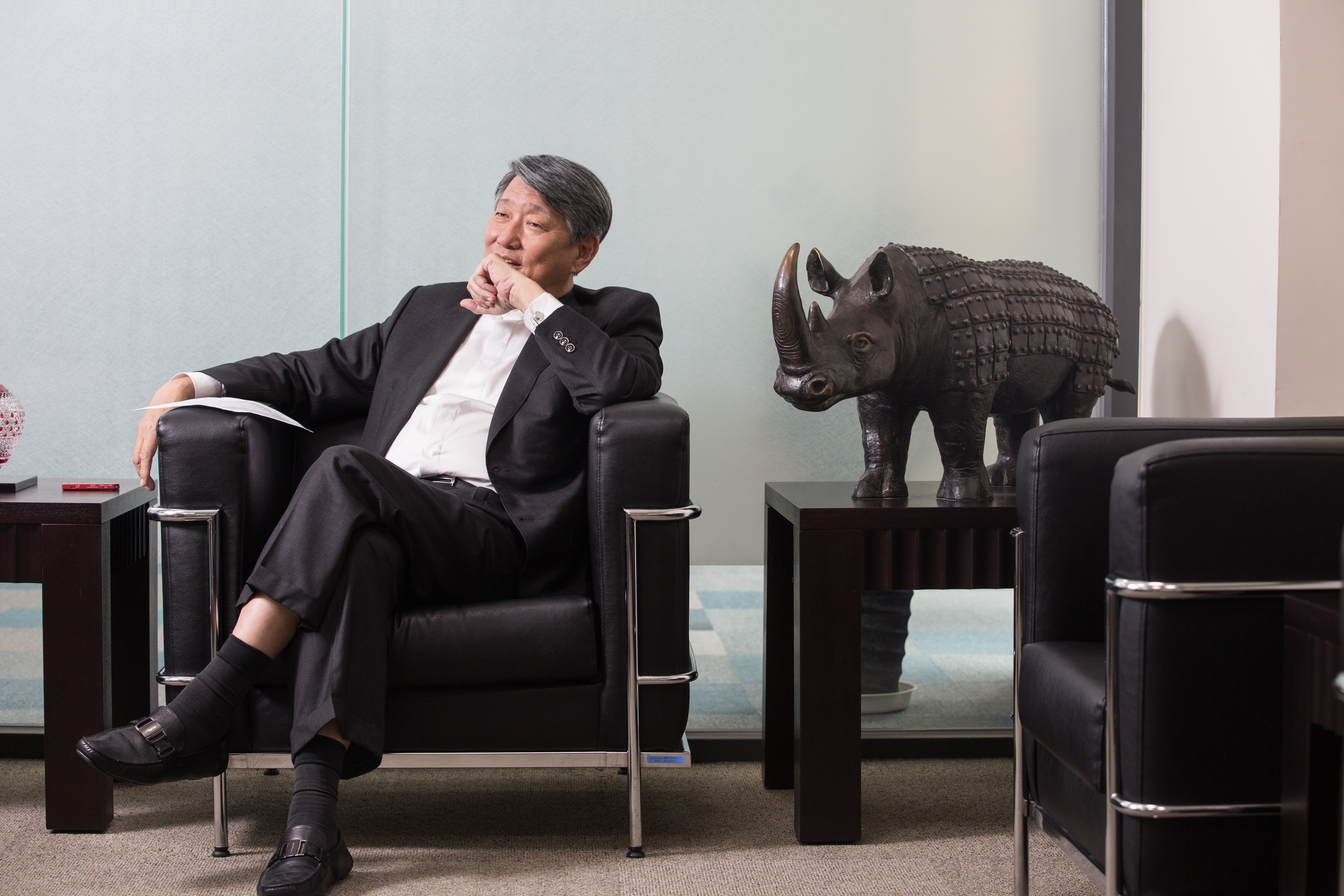 郭智輝不笑時特別嚴肅，但他嚴以待人更嚴以律己，每天看100份員工日報，休假也在工作。