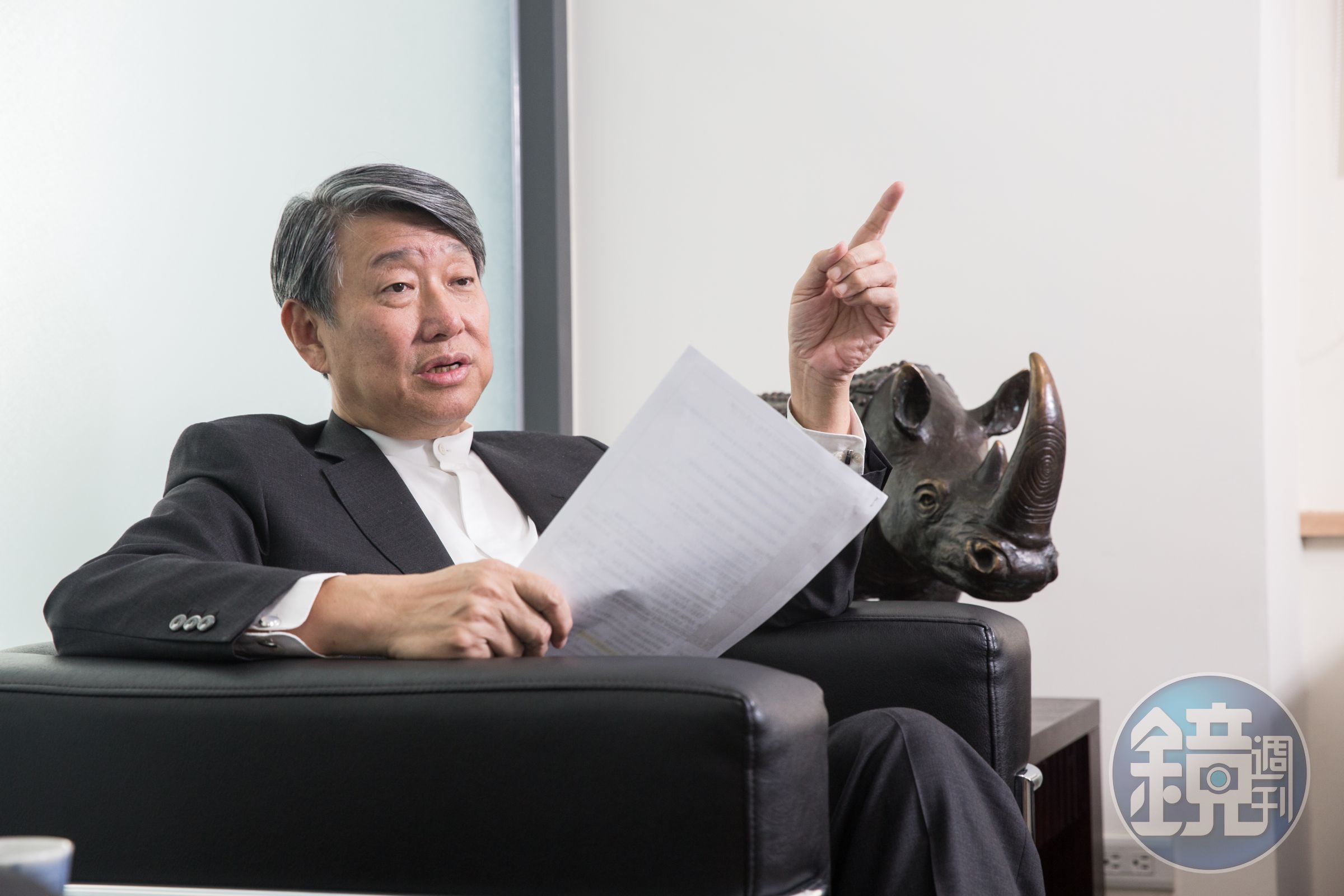 台灣半導體業雖蓬勃發展，郭智輝卻很早就看到隱憂，積極多角化經營。