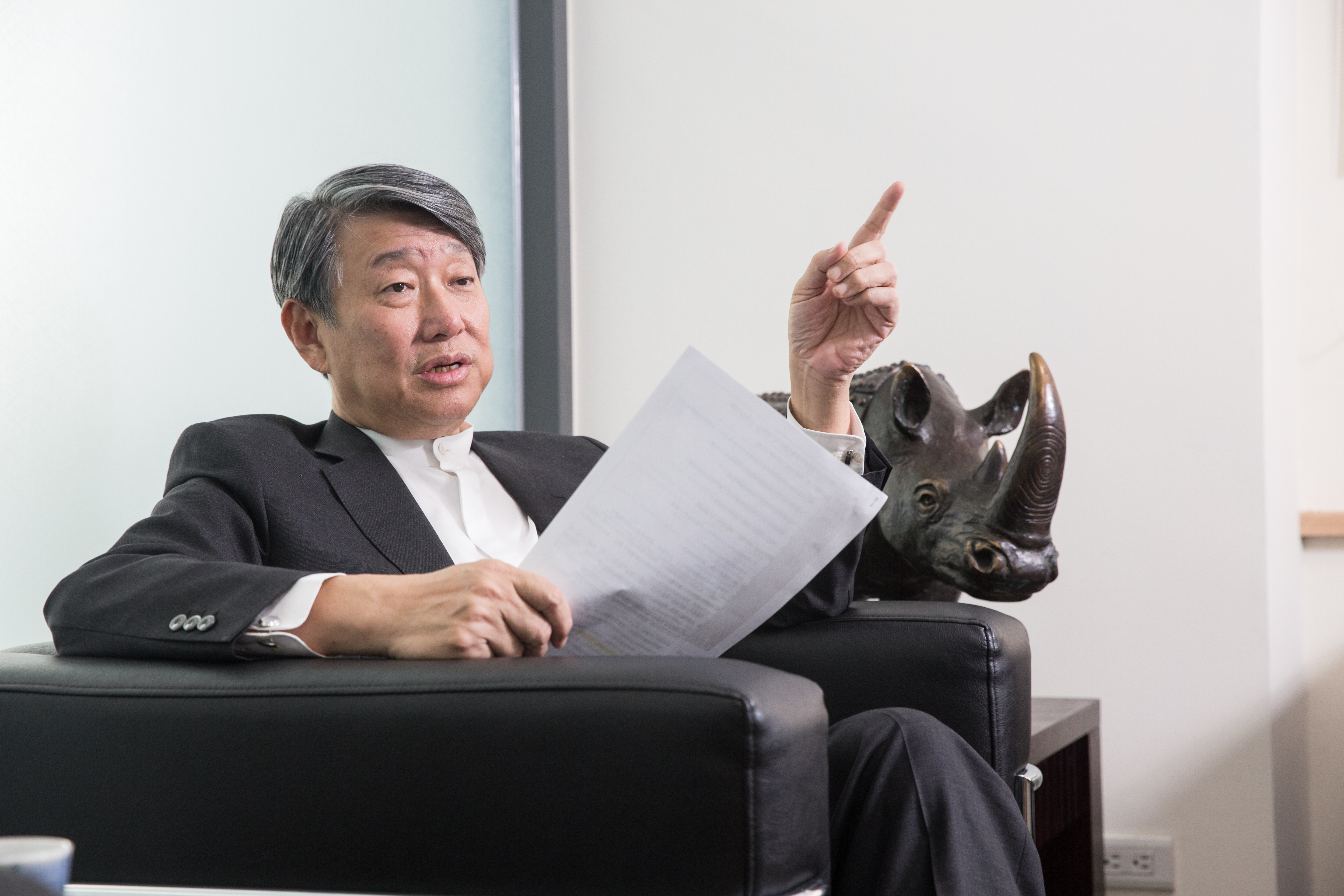 台灣半導體業雖蓬勃發展，郭智輝卻很早就看到隱憂，積極多角化經營。