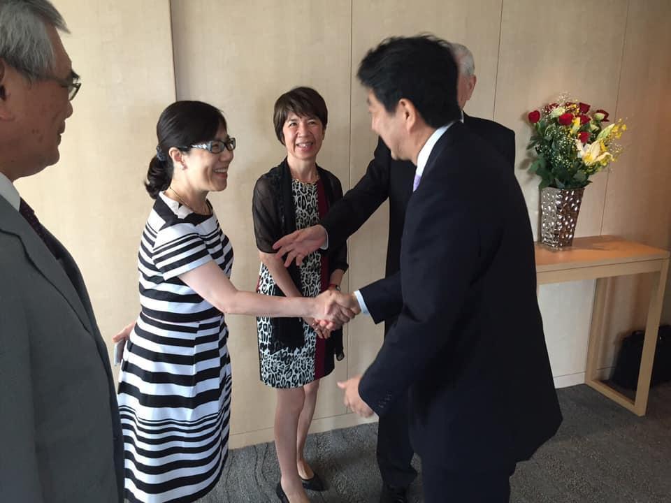 前總統李登輝女兒李安妮下午在臉書貼出她與日本首相安倍晉三見面照片，安倍身後白髮者似乎就是李登輝。（翻攝李安妮臉書）