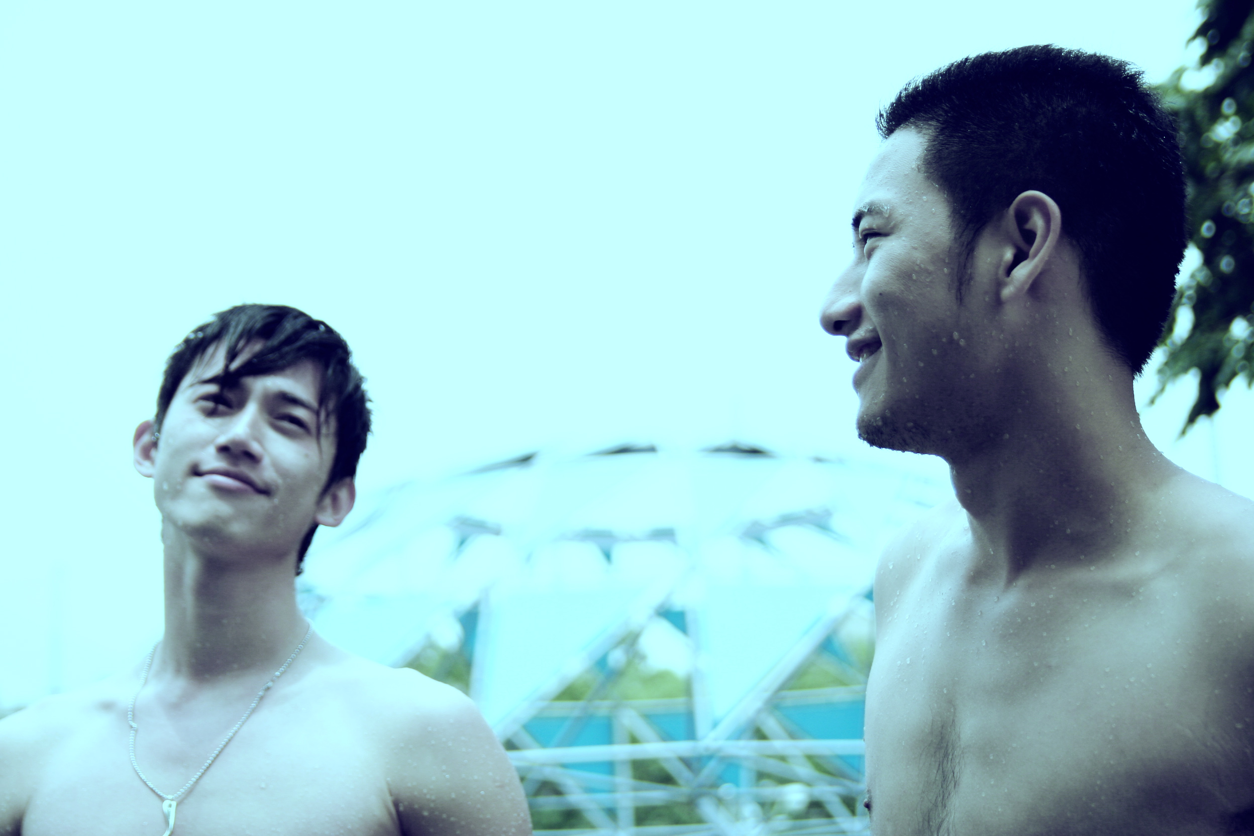 陳俊志拍攝的劇情短片《沿海岸線徵友》，是吳慷仁（左）首次主演的作品，還可以看到周孝安（右）。（台北電影節提供）