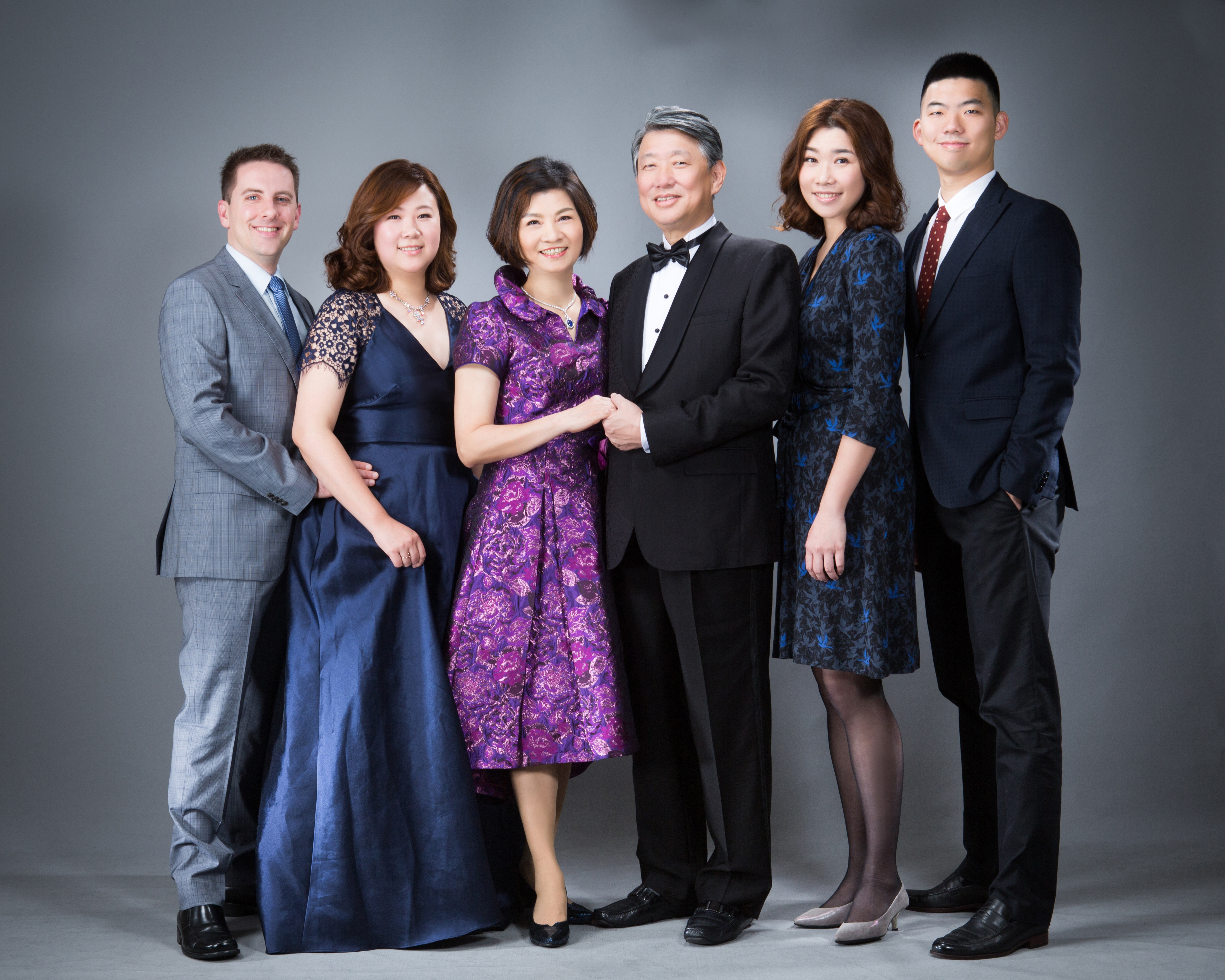 郭智輝（右3）忙工作，3個小孩幾乎由太太黃玉鳳（左3）照顧，但彼此感情很緊密。